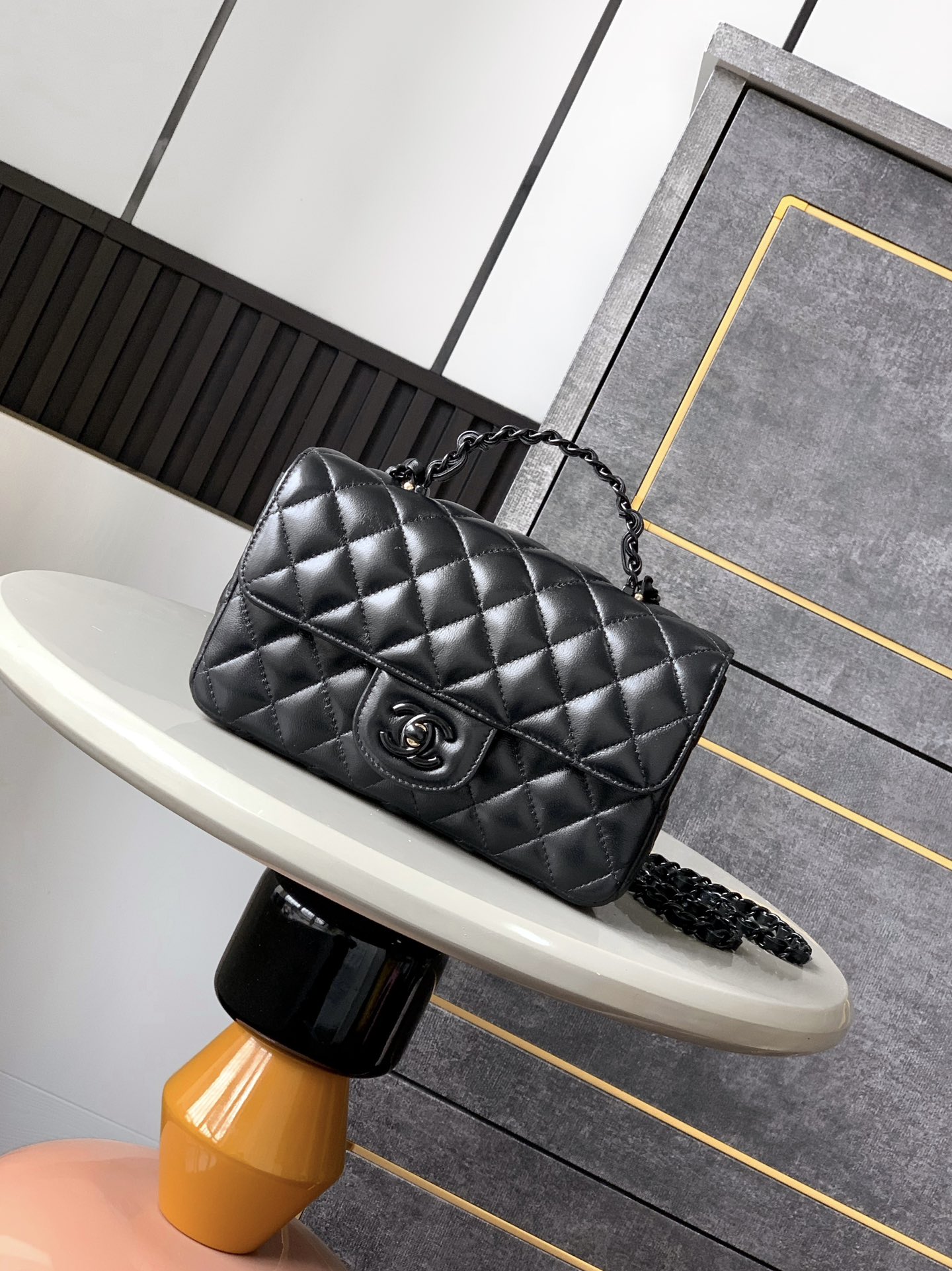 Mini bolsa Chanel Mimi com aba e alça! Saco com aba em pele de borrego e metal lacado brilhante25C Resort Collection14 modelos inspirados no mundo subaquático de sonhoInterpretação inovadora dos símbolos de estilo da marca25C Pure ColoursGirls are now onlineEste saco feminino de cores sólidas da primavera é demasiado bom para ser verdadeCouro e metal lacado brilhante em verde claroRosa claroBranco leite4 coresCouro de borrego e metal lacado brilhanteMiniTamanho: 12,5x 20x 6(cm) Grande: 23cm-Bolsas topo de gama