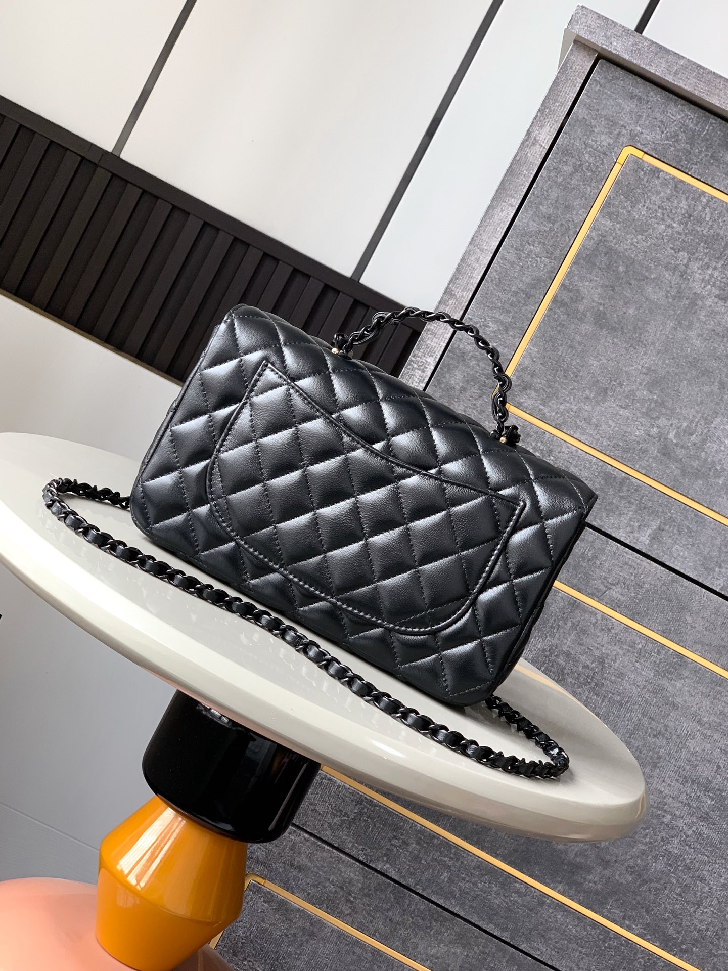 Minibolso con solapa y asa de Chanel Piel de cordero y metal lacado brillanteBolso con solapa de la colección Resort 25C14 modelos inspirados en el mundo submarino de ensueñoInnovadora interpretación de los símbolos de estilo de la marca25C Pure ColoursLas niñas ya están en líneaEste primaveral bolso femenino de color sólido es demasiado bueno para ser verdadPiel y metal lacado brillante en verde claro y rosa claro y blanco lechosoMiniTamaño: 12,5x 20x 6(cm) Grande: 23cm-Bolsos de alta calidad