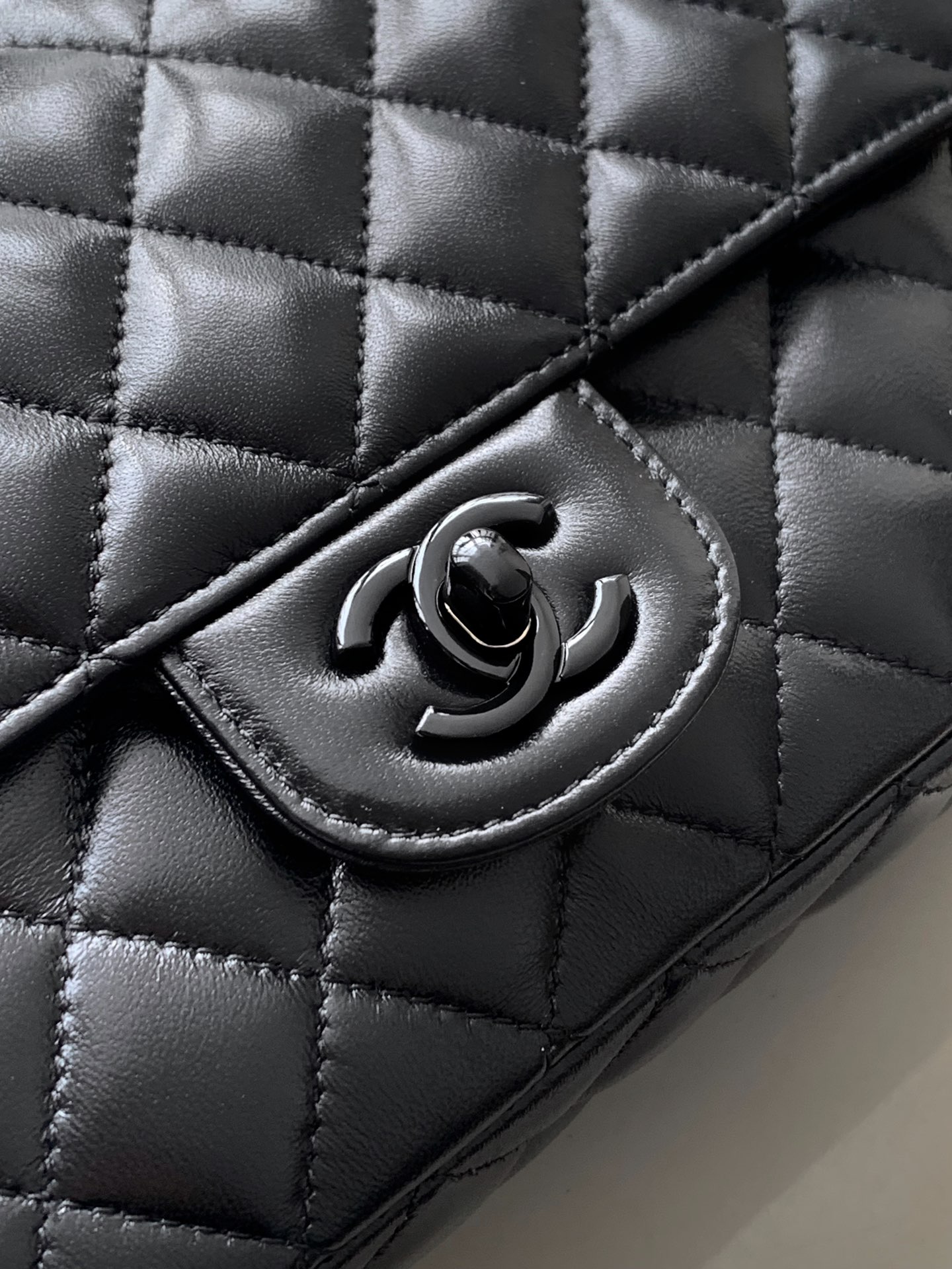 Minibolso con solapa y asa de Chanel Piel de cordero y metal lacado brillanteBolso con solapa de la colección Resort 25C14 modelos inspirados en el mundo submarino de ensueñoInnovadora interpretación de los símbolos de estilo de la marca25C Pure ColoursLas niñas ya están en líneaEste primaveral bolso femenino de color sólido es demasiado bueno para ser verdadPiel y metal lacado brillante en verde claro y rosa claro y blanco lechosoMiniTamaño: 12,5x 20x 6(cm) Grande: 23cm-Bolsos de alta calidad