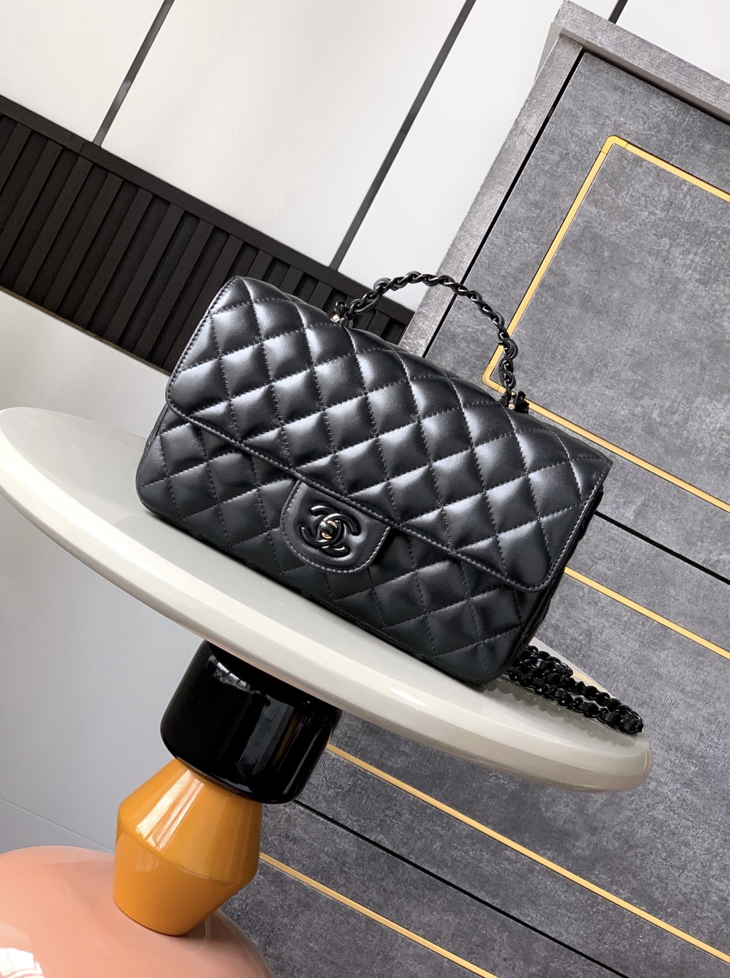 Minibolso con solapa y asa grande de Chanel Piel de cordero y metal lacado brillante25C Colección ResortBolso con solapa en la boca14 modelosInspirado en el mundo submarino de ensueñoInterpretación innovadora de los símbolos de estilo de la marca25C Colores sólidos purosLas chicas ya están en líneaEste bolso femenino de colores sólidos de primavera es demasiado bueno para mirarloSon verde claro rosa claro crema 4 coloresPiel de cordero y metal lacado brillanteminiTamaño: 12,5x 20x 6(cm) Grande: 23cm-Bolsos de alta gama