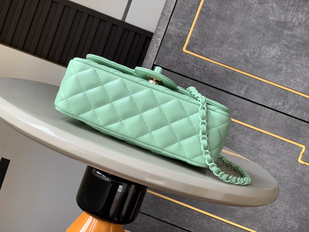 Minibolso con solapa y asa Chanel Mimi 'Fruit Green Piel de cordero y metal lacado brillanteBolso con solapa de la colección Resort 25C14 modelos inspirados en el mundo submarino de ensueñoInnovadora interpretación de los símbolos de estilo de la marca25C Pure ColoursLas niñas ya están en líneaEste bolso primaveral de color sólido para niñas es demasiado bonito para mirarloVerde cueroRosa claroBlanco leche4 coloresPiel de cordero y metal lacado brillanteminiTamaño: 12,5x 20x 6(cm)-Bolsos de alta gama