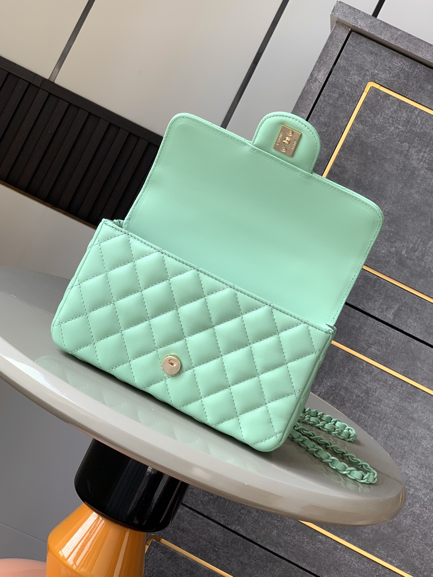 Chanel Mimi 'Fruit Green' mini sac à rabat avec poignée ! Cuir d'agneau et métal laqué brillant25C Resort Collection sac à rabat14 modèles inspirés du monde sous-marin rêvéInterprétation innovante des symboles de style de la marque25C Pure ColoursGirls are now onlineCe sac printanier girly de couleur unie est trop beau pour être regardéVert cuirRose claireBlanc lait4 couleursCuir d'agneau et métal laqué brillantminiDimensions : 12.5x 20x 6(cm)-Sacs de haute qualité