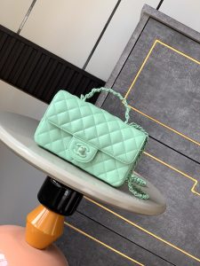 Mini bolsa Chanel Mimi 'Fruit Green' com aba e alça! Saco com aba em pele de borrego e metal lacado brilhante25C Resort Collection14 modelos inspirados no mundo subaquático de sonhoInterpretação inovadora dos símbolos de estilo da marca25C Pure ColoursAs raparigas já estão onlineEste saco de cor sólida feminino de primavera é demasiado bom para olharCouro verdeRosa claroBranco leite4 coresCouro de borrego e metal lacado brilhanteminiTamanho: 12,5x 20x 6(cm)-Moedas de gama alta