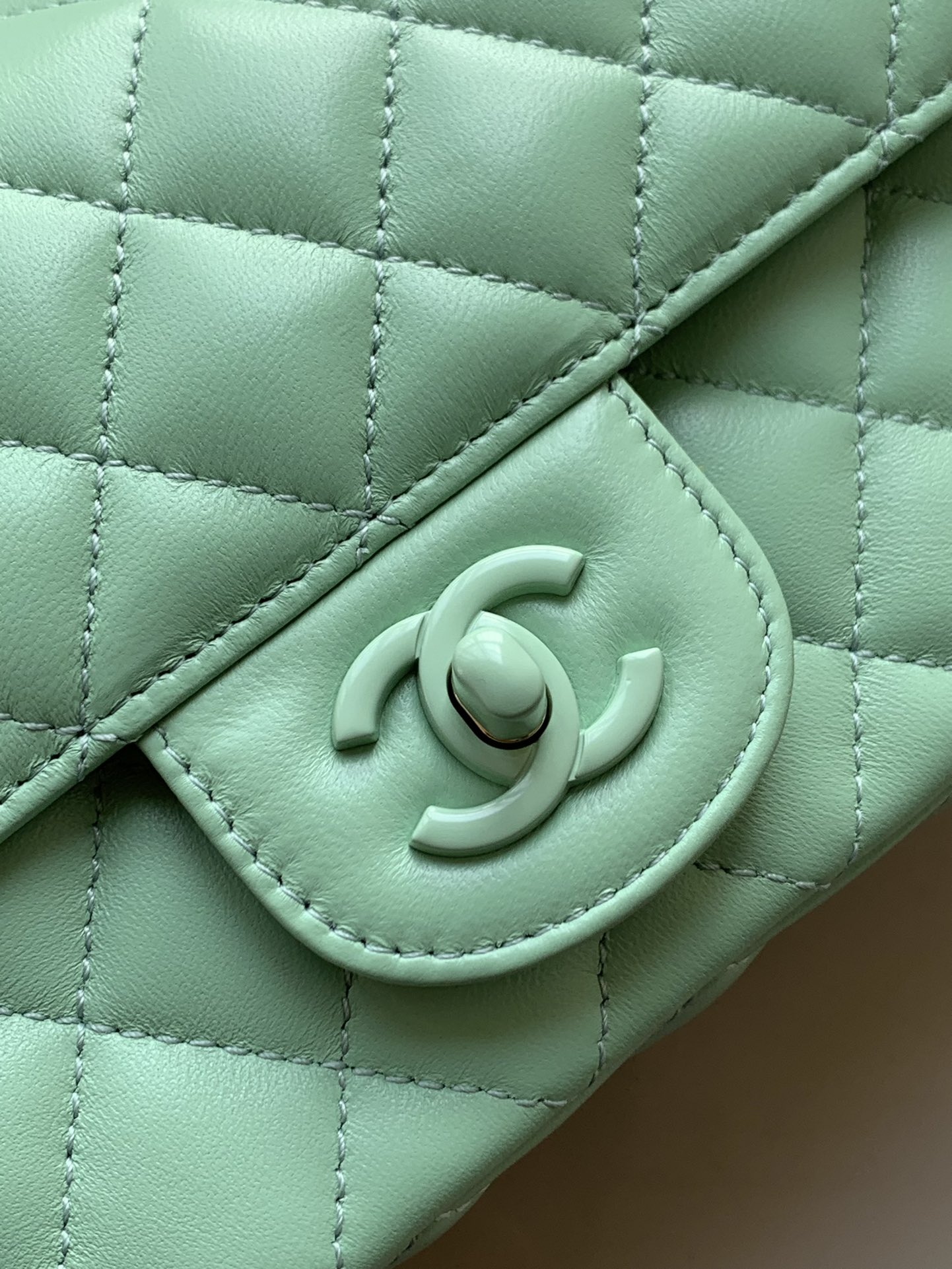 Minibolso con solapa y asa Chanel Mimi 'Fruit Green Piel de cordero y metal lacado brillanteBolso con solapa de la colección Resort 25C14 modelos inspirados en el mundo submarino de ensueñoInnovadora interpretación de los símbolos de estilo de la marca25C Pure ColoursLas niñas ya están en líneaEste bolso primaveral de color sólido para niñas es demasiado bonito para mirarloVerde cueroRosa claroBlanco leche4 coloresPiel de cordero y metal lacado brillanteminiTamaño: 12,5x 20x 6(cm)-Bolsos de alta gama