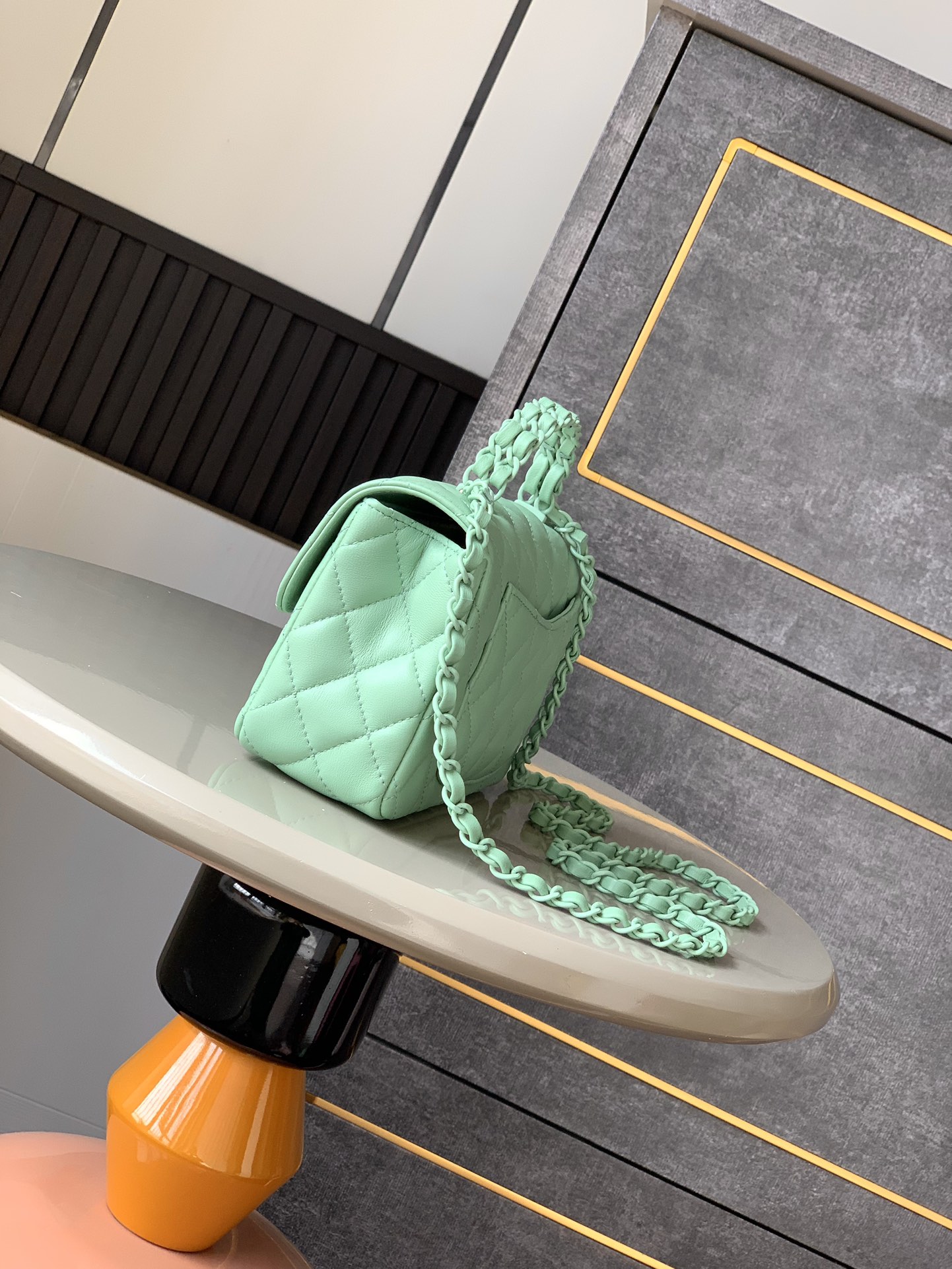 Chanel Mimi 'Fruit Green' mini sac à rabat avec poignée ! Cuir d'agneau et métal laqué brillant25C Resort Collection sac à rabat14 modèles inspirés du monde sous-marin rêvéInterprétation innovante des symboles de style de la marque25C Pure ColoursGirls are now onlineCe sac printanier girly de couleur unie est trop beau pour être regardéVert cuirRose claireBlanc lait4 couleursCuir d'agneau et métal laqué brillantminiDimensions : 12.5x 20x 6(cm)-Sacs de haute qualité