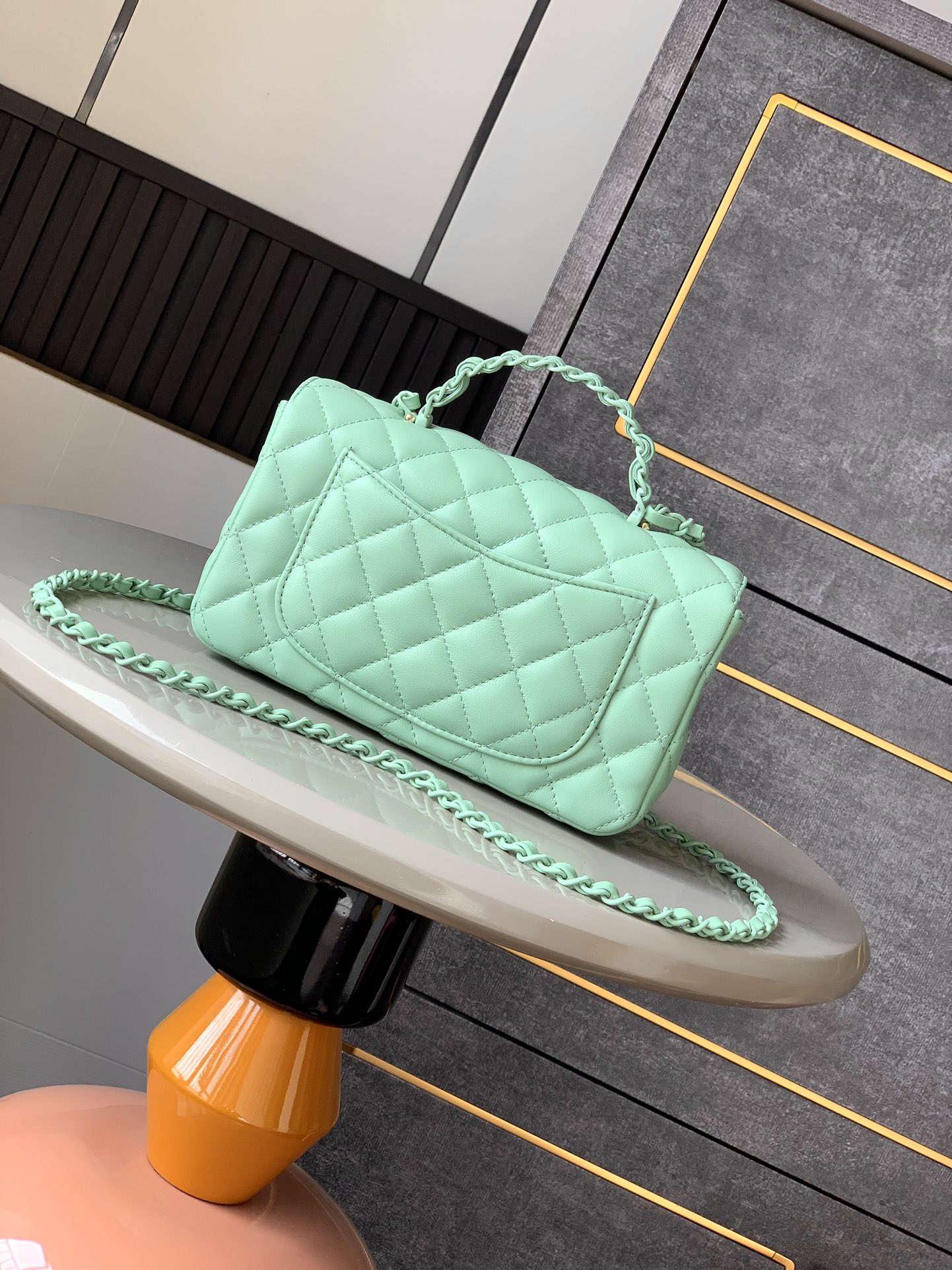 Chanel Mimi 'Fruit Green' mini sac à rabat avec poignée ! Cuir d'agneau et métal laqué brillant25C Resort Collection sac à rabat14 modèles inspirés du monde sous-marin rêvéInterprétation innovante des symboles de style de la marque25C Pure ColoursGirls are now onlineCe sac printanier girly de couleur unie est trop beau pour être regardéVert cuirRose claireBlanc lait4 couleursCuir d'agneau et métal laqué brillantminiDimensions : 12.5x 20x 6(cm)-Sacs de haute qualité