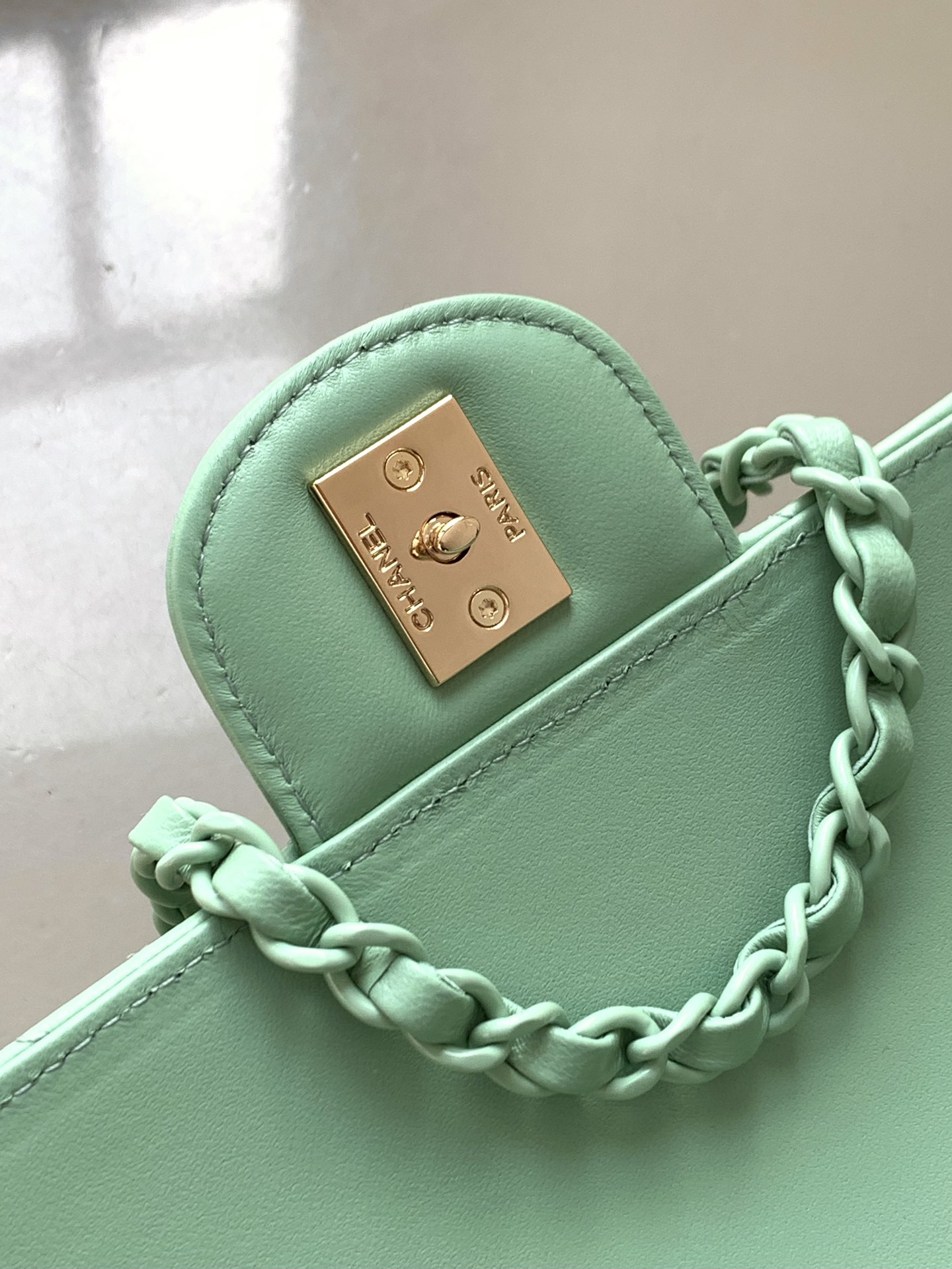 Minibolso con solapa y asa Chanel Mimi 'Fruit Green Piel de cordero y metal lacado brillanteBolso con solapa de la colección Resort 25C14 modelos inspirados en el mundo submarino de ensueñoInnovadora interpretación de los símbolos de estilo de la marca25C Pure ColoursLas niñas ya están en líneaEste bolso primaveral de color sólido para niñas es demasiado bonito para mirarloVerde cueroRosa claroBlanco leche4 coloresPiel de cordero y metal lacado brillanteminiTamaño: 12,5x 20x 6(cm)-Bolsos de alta gama