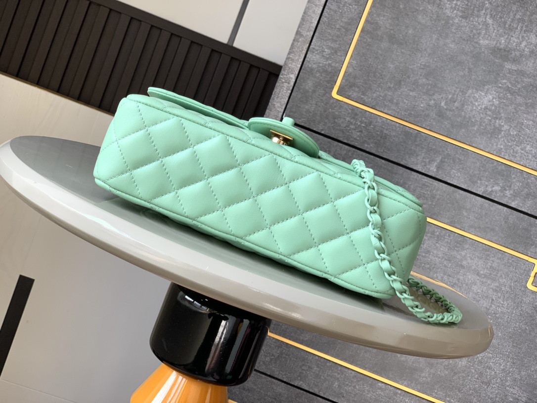 Chanel Mini bolso de solapa grande 'Fruit Green' con asa Piel de cordero y metal lacado brillante 25C resort collection bolso con solapa 14 modelos inspirados en el mundo submarino de ensueño interpretación innovadora de los símbolos de estilo de la marca 25c pure solid color girl has been online this spring girly solid color bag is too good to look at respectivamente en verde claro rosa claro crema 4 colores piel de cordero y metal lacado brillante Tamaño grande: 23cm- bolsos de alta calidad