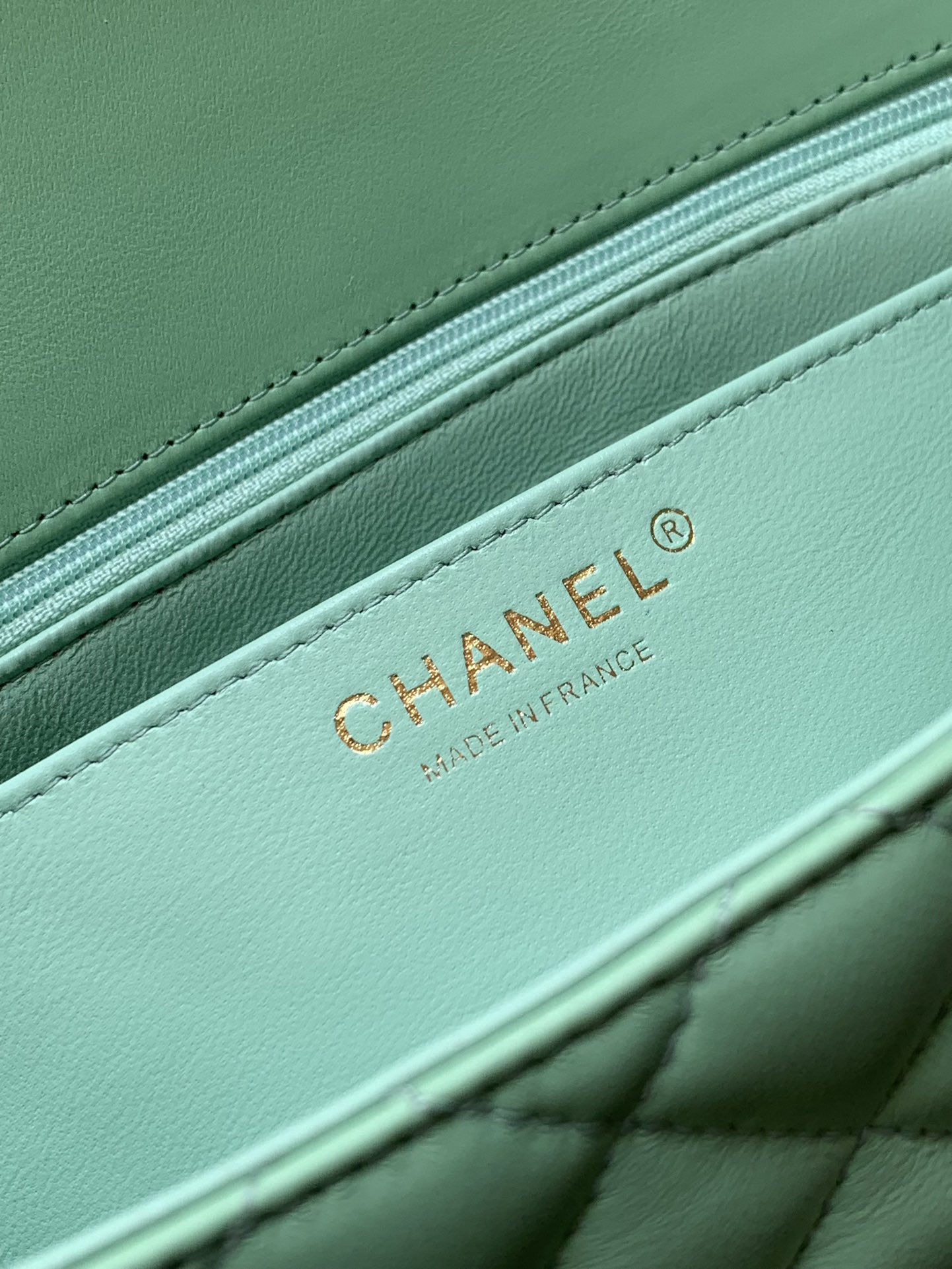 Chanel Mini bolso de solapa grande 'Fruit Green' con asa Piel de cordero y metal lacado brillante 25C resort collection bolso con solapa 14 modelos inspirados en el mundo submarino de ensueño interpretación innovadora de los símbolos de estilo de la marca 25c pure solid color girl has been online this spring girly solid color bag is too good to look at respectivamente en verde claro rosa claro crema 4 colores piel de cordero y metal lacado brillante Tamaño grande: 23cm- bolsos de alta calidad