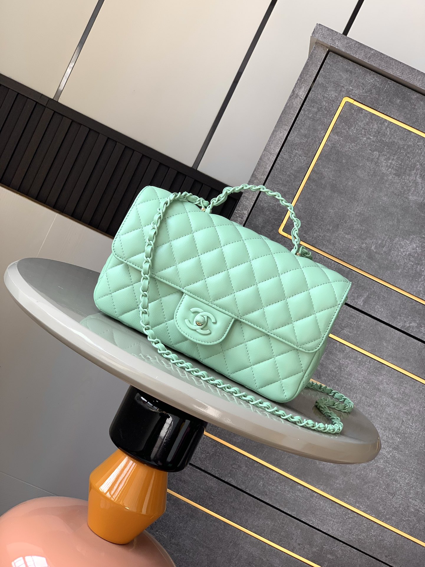 Chanel Mini bolso de solapa grande 'Fruit Green' con asa Piel de cordero y metal lacado brillante 25C resort collection bolso con solapa 14 modelos inspirados en el mundo submarino de ensueño interpretación innovadora de los símbolos de estilo de la marca 25c pure solid color girl has been online this spring girly solid color bag is too good to look at respectivamente en verde claro rosa claro crema 4 colores piel de cordero y metal lacado brillante Tamaño grande: 23cm- bolsos de alta calidad