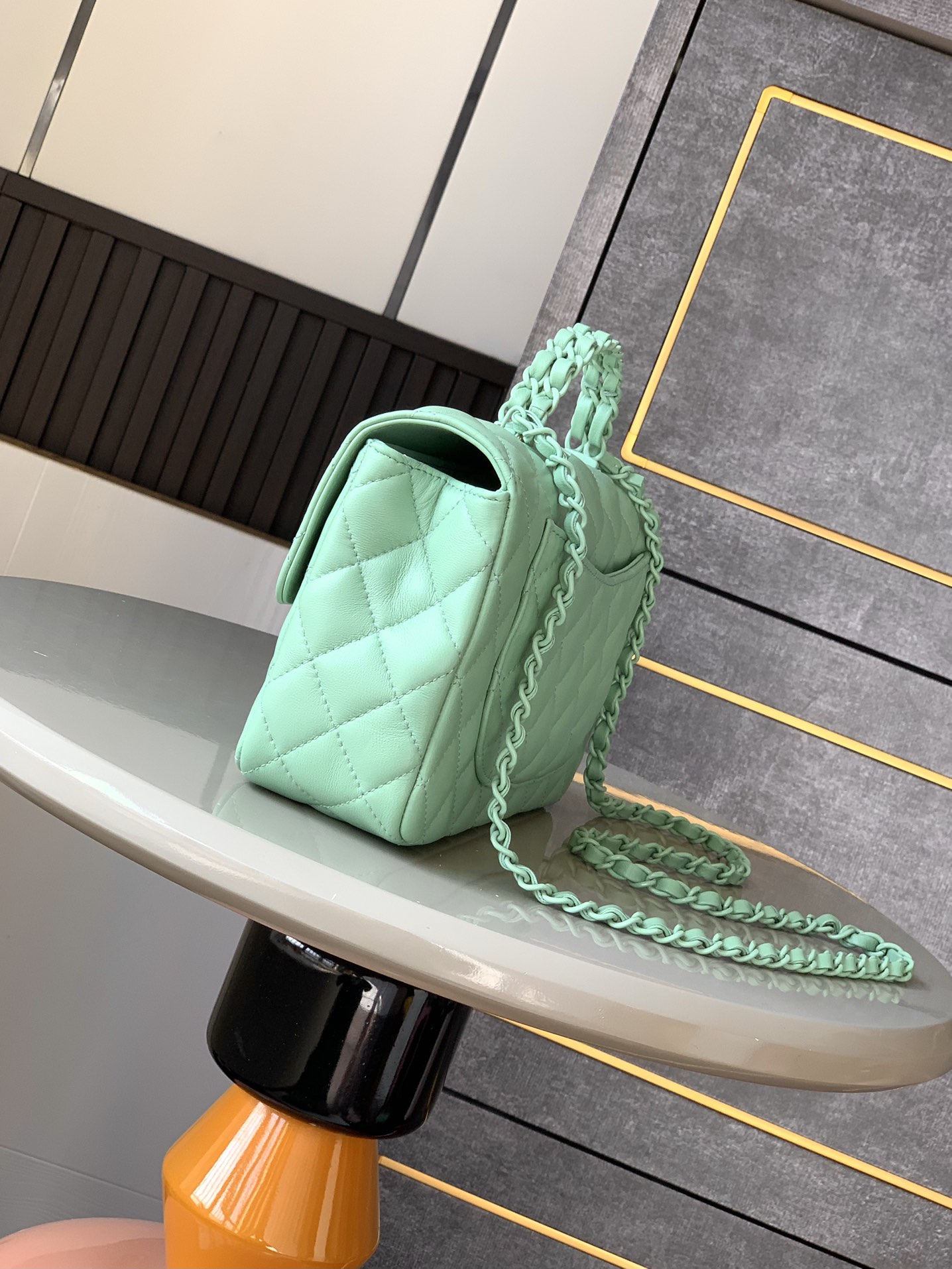 Chanel Mini bolso de solapa grande 'Fruit Green' con asa Piel de cordero y metal lacado brillante 25C resort collection bolso con solapa 14 modelos inspirados en el mundo submarino de ensueño interpretación innovadora de los símbolos de estilo de la marca 25c pure solid color girl has been online this spring girly solid color bag is too good to look at respectivamente en verde claro rosa claro crema 4 colores piel de cordero y metal lacado brillante Tamaño grande: 23cm- bolsos de alta calidad