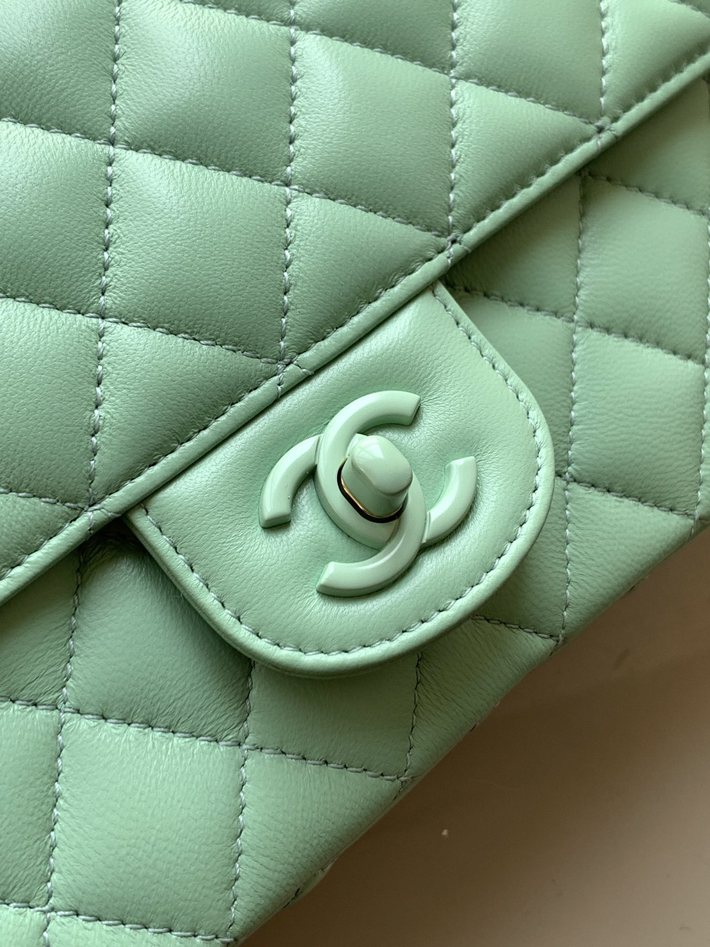 Chanel Mini bolso de solapa grande 'Fruit Green' con asa Piel de cordero y metal lacado brillante 25C resort collection bolso con solapa 14 modelos inspirados en el mundo submarino de ensueño interpretación innovadora de los símbolos de estilo de la marca 25c pure solid color girl has been online this spring girly solid color bag is too good to look at respectivamente en verde claro rosa claro crema 4 colores piel de cordero y metal lacado brillante Tamaño grande: 23cm- bolsos de alta calidad