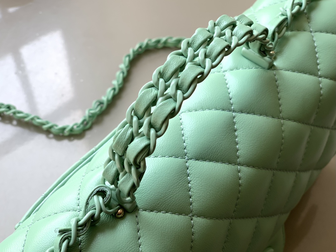 Chanel Mini bolso de solapa grande 'Fruit Green' con asa Piel de cordero y metal lacado brillante 25C resort collection bolso con solapa 14 modelos inspirados en el mundo submarino de ensueño interpretación innovadora de los símbolos de estilo de la marca 25c pure solid color girl has been online this spring girly solid color bag is too good to look at respectivamente en verde claro rosa claro crema 4 colores piel de cordero y metal lacado brillante Tamaño grande: 23cm- bolsos de alta calidad