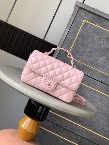 Mini bolsa Chanel com aba e alça! Saco com aba em pele de borrego e metal lacado brilhante25C Resort Collection14 modelos inspirados no mundo subaquático de sonhoInterpretação inovadora dos símbolos de estilo da marca25C Pure ColoursAs raparigas já estão onlineEste saco de cor sólida feminino de primavera é demasiado bom para ser verdadeCouro e metal lacado brilhante em verde claro e rosa claro e branco leitosoMiniTamanho: 12,5x 20x 6(cm) Grande: 23cm-Bolsas de alta qualidade