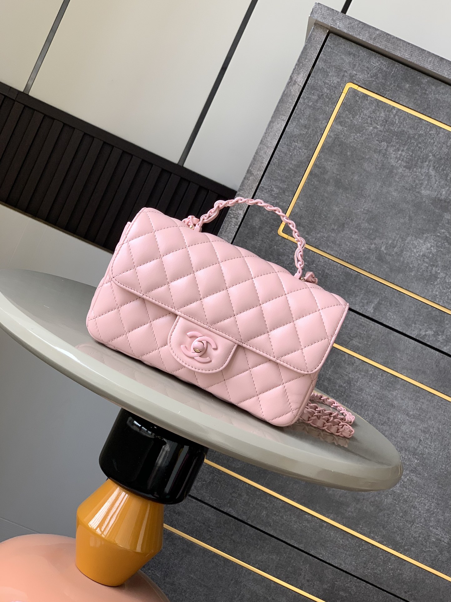 Minibolso con solapa y asa de Chanel Piel de cordero y metal lacado brillanteBolso con solapa de la colección Resort 25C14 modelos inspirados en el mundo submarino de ensueñoInnovadora interpretación de los símbolos de estilo de la marca25C Pure ColoursLas niñas ya están en líneaEste primaveral bolso femenino de color sólido es demasiado bueno para ser verdadPiel y metal lacado brillante en verde claro y rosa claro y blanco lechosoMiniTamaño: 12,5x 20x 6(cm) Grande: 23cm-Bolsos de alta calidad