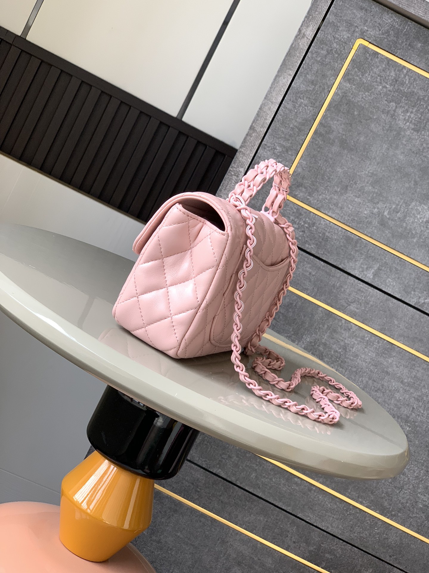 Minibolso con solapa y asa de Chanel Piel de cordero y metal lacado brillanteBolso con solapa de la colección Resort 25C14 modelos inspirados en el mundo submarino de ensueñoInnovadora interpretación de los símbolos de estilo de la marca25C Pure ColoursLas niñas ya están en líneaEste primaveral bolso femenino de color sólido es demasiado bueno para ser verdadPiel y metal lacado brillante en verde claro y rosa claro y blanco lechosoMiniTamaño: 12,5x 20x 6(cm) Grande: 23cm-Bolsos de alta calidad