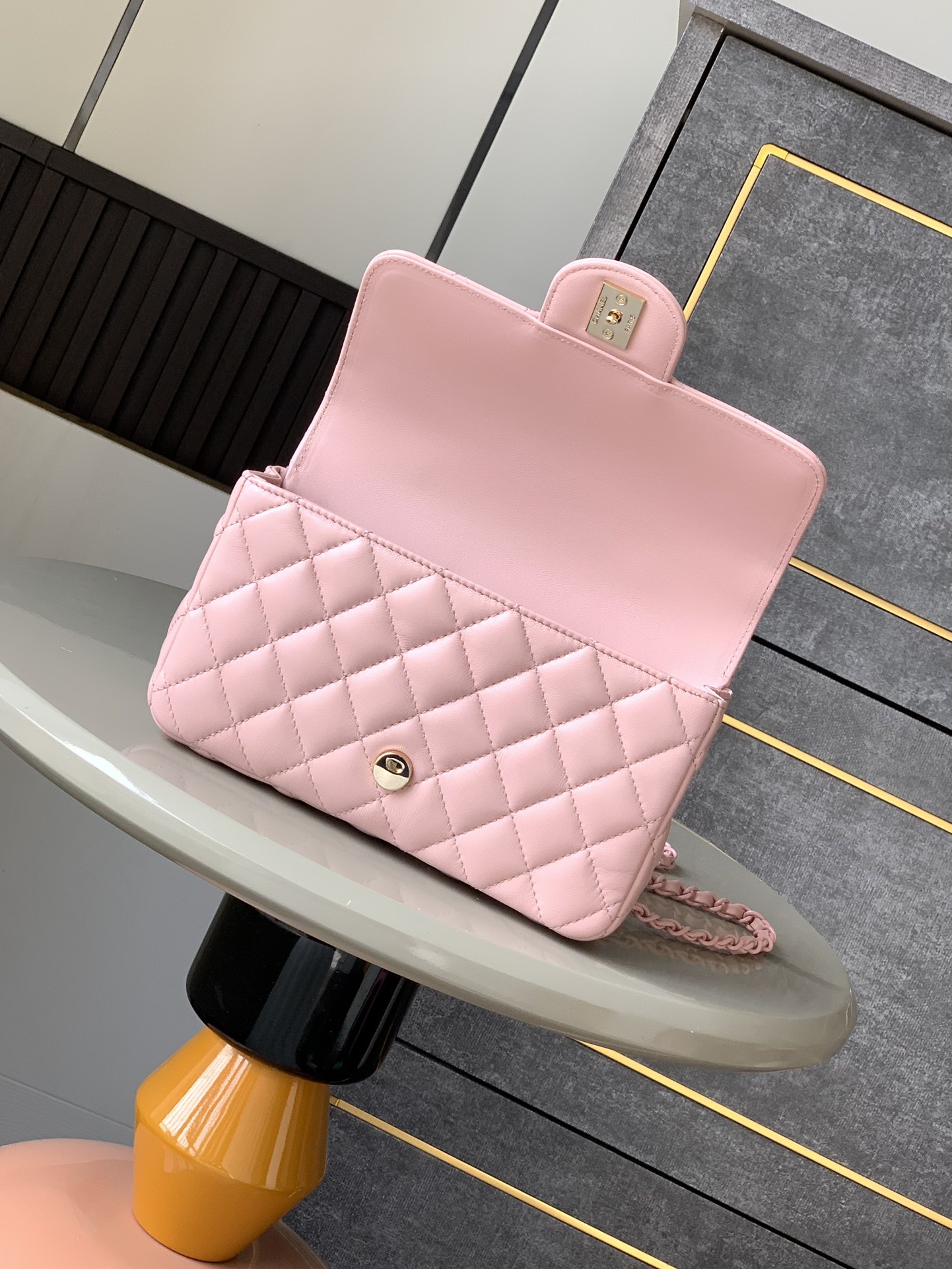 Minibolso con solapa y asa de Chanel Piel de cordero y metal lacado brillanteBolso con solapa de la colección Resort 25C14 modelos inspirados en el mundo submarino de ensueñoInnovadora interpretación de los símbolos de estilo de la marca25C Pure ColoursLas niñas ya están en líneaEste primaveral bolso femenino de color sólido es demasiado bueno para ser verdadPiel y metal lacado brillante en verde claro y rosa claro y blanco lechosoMiniTamaño: 12,5x 20x 6(cm) Grande: 23cm-Bolsos de alta calidad