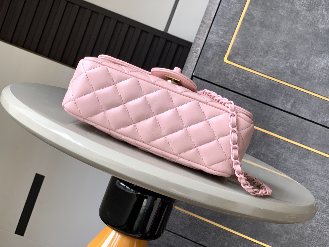 Minibolso con solapa y asa de Chanel Piel de cordero y metal lacado brillanteBolso con solapa de la colección Resort 25C14 modelos inspirados en el mundo submarino de ensueñoInnovadora interpretación de los símbolos de estilo de la marca25C Pure ColoursLas niñas ya están en líneaEste primaveral bolso femenino de color sólido es demasiado bueno para ser verdadPiel y metal lacado brillante en verde claro y rosa claro y blanco lechosoMiniTamaño: 12,5x 20x 6(cm) Grande: 23cm-Bolsos de alta calidad