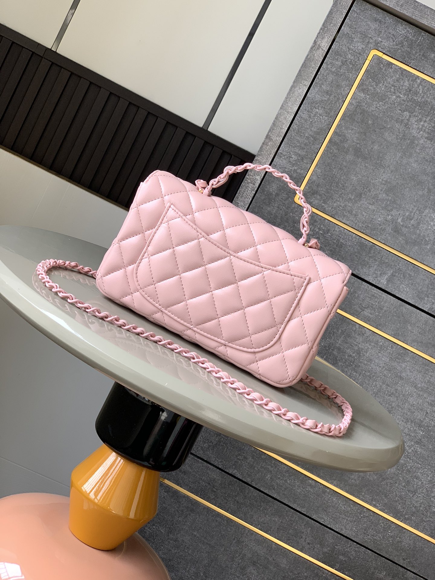 Minibolso con solapa y asa de Chanel Piel de cordero y metal lacado brillanteBolso con solapa de la colección Resort 25C14 modelos inspirados en el mundo submarino de ensueñoInnovadora interpretación de los símbolos de estilo de la marca25C Pure ColoursLas niñas ya están en líneaEste primaveral bolso femenino de color sólido es demasiado bueno para ser verdadPiel y metal lacado brillante en verde claro y rosa claro y blanco lechosoMiniTamaño: 12,5x 20x 6(cm) Grande: 23cm-Bolsos de alta calidad