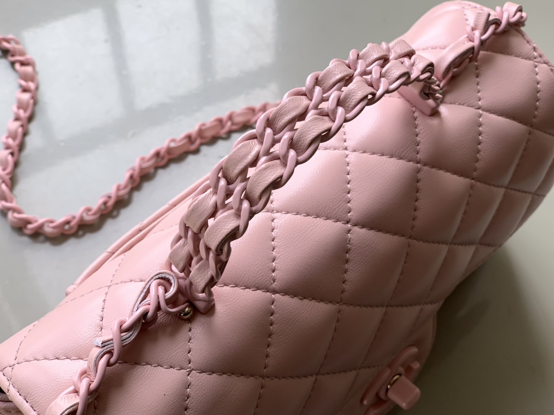 Minibolso con solapa y asa de Chanel Piel de cordero y metal lacado brillanteBolso con solapa de la colección Resort 25C14 modelos inspirados en el mundo submarino de ensueñoInnovadora interpretación de los símbolos de estilo de la marca25C Pure ColoursLas niñas ya están en líneaEste primaveral bolso femenino de color sólido es demasiado bueno para ser verdadPiel y metal lacado brillante en verde claro y rosa claro y blanco lechosoMiniTamaño: 12,5x 20x 6(cm) Grande: 23cm-Bolsos de alta calidad