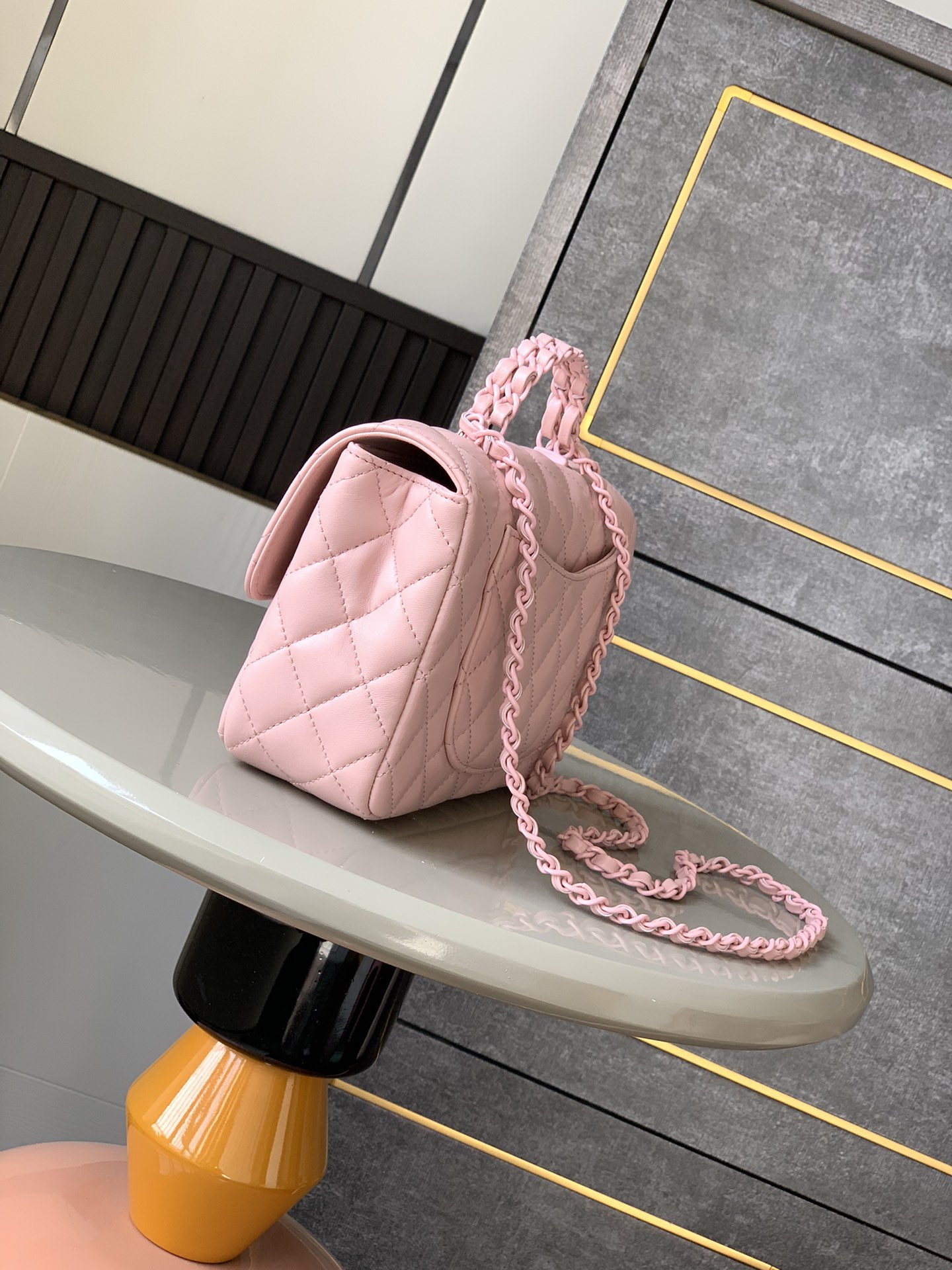 Chanel Large 'Floral Pink' CF Mouth Flap Bag with Handle ! Cuir d'agneau et métal laqué brillant 25C resort series flap bag 14 modèles inspirés par le monde sous-marin de rêve interprétation innovante des symboles de style de la marque 25c pure solid colour system girl has been online this spring girly solid colour bag is too good to look at at respectivement en vert clair rose clair crème 4 couleurs cuir d'agneau et métal laqué brillant mini size large : 23cm-haut replica handbags