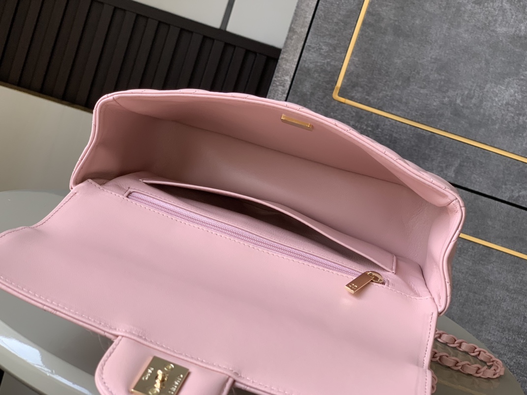 Chanel Large 'Floral Pink' CF Mouth Flap Bag with Handle ! Cuir d'agneau et métal laqué brillant 25C resort series flap bag 14 modèles inspirés par le monde sous-marin de rêve interprétation innovante des symboles de style de la marque 25c pure solid colour system girl has been online this spring girly solid colour bag is too good to look at at respectivement en vert clair rose clair crème 4 couleurs cuir d'agneau et métal laqué brillant mini size large : 23cm-haut replica handbags