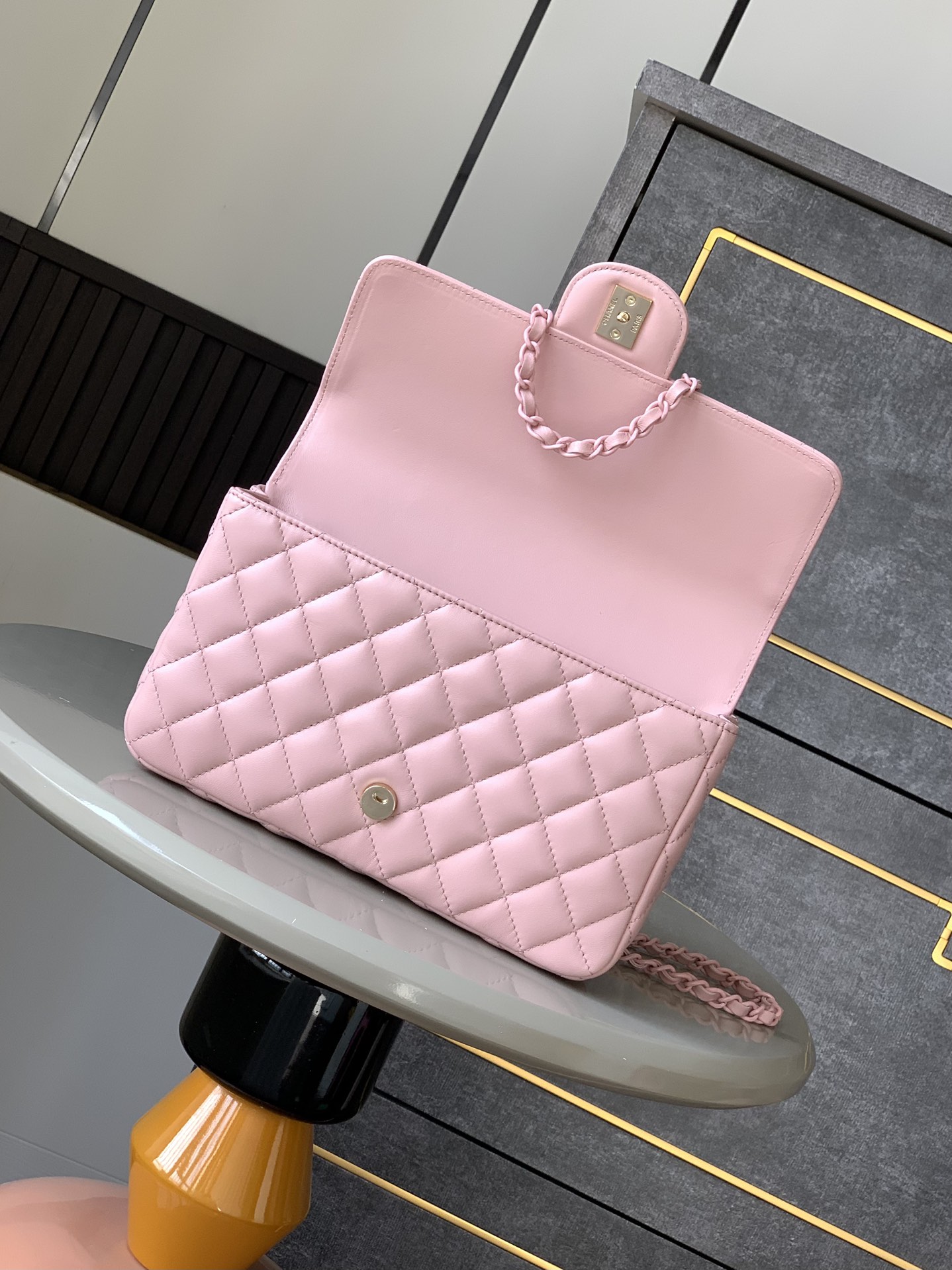 Chanel Large 'Floral Pink' CF Mouth Flap Bag with Handle ! Cuir d'agneau et métal laqué brillant 25C resort series flap bag 14 modèles inspirés par le monde sous-marin de rêve interprétation innovante des symboles de style de la marque 25c pure solid colour system girl has been online this spring girly solid colour bag is too good to look at at respectivement en vert clair rose clair crème 4 couleurs cuir d'agneau et métal laqué brillant mini size large : 23cm-haut replica handbags