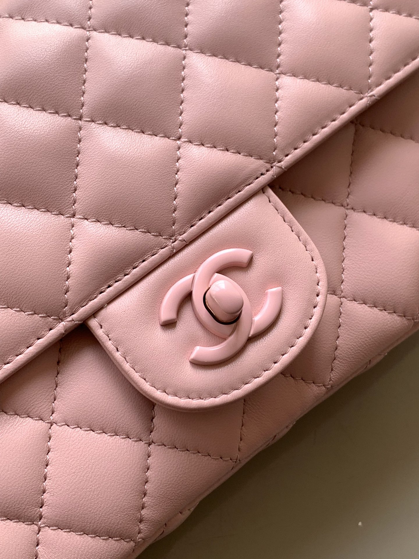 Chanel Large 'Floral Pink' CF Mouth Flap Bag with Handle ! Cuir d'agneau et métal laqué brillant 25C resort series flap bag 14 modèles inspirés par le monde sous-marin de rêve interprétation innovante des symboles de style de la marque 25c pure solid colour system girl has been online this spring girly solid colour bag is too good to look at at respectivement en vert clair rose clair crème 4 couleurs cuir d'agneau et métal laqué brillant mini size large : 23cm-haut replica handbags