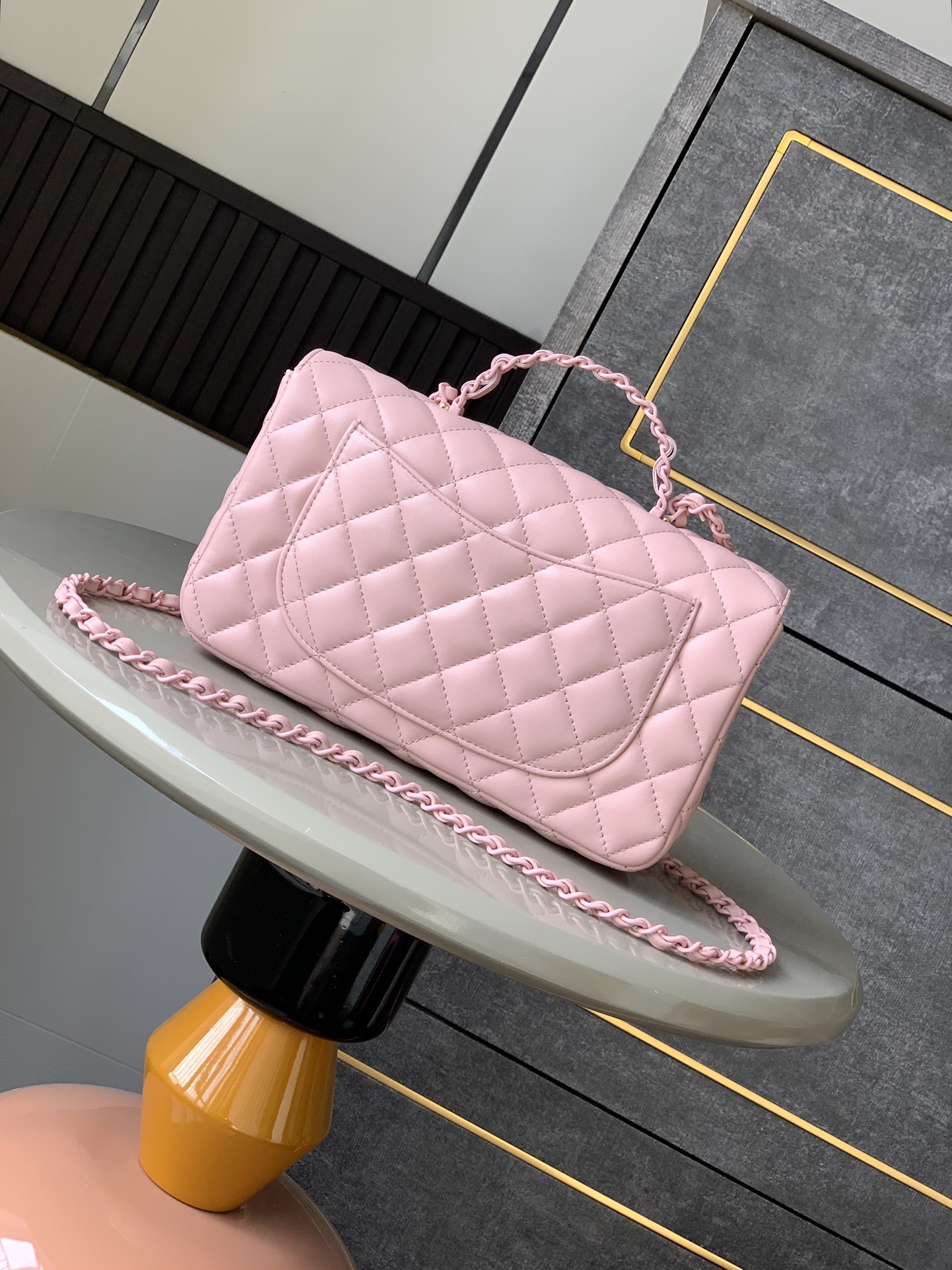 Chanel Large 'Floral Pink' CF Mouth Flap Bag with Handle ! Cuir d'agneau et métal laqué brillant 25C resort series flap bag 14 modèles inspirés par le monde sous-marin de rêve interprétation innovante des symboles de style de la marque 25c pure solid colour system girl has been online this spring girly solid colour bag is too good to look at at respectivement en vert clair rose clair crème 4 couleurs cuir d'agneau et métal laqué brillant mini size large : 23cm-haut replica handbags