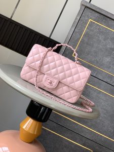 Chanel Saco grande com aba de boca CF 'Floral Pink' com alça! Saco com aba em pele de borrego e metal lacado brilhante da série resort 25C 14 modelos inspirados no mundo subaquático sonhador interpretação inovadora dos símbolos de estilo da marca 25c sistema de cores sólidas puras menina tem estado online nesta primavera saco de cor sólida feminino é bom demais para olhar, respetivamente, em verde claro rosa claro creme 4 cores pele de borrego e metal lacado brilhante mini tamanho grande: 23cm de altura réplicas de bolsas