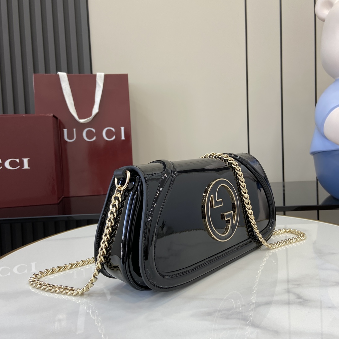 p1400 The new Gucci Blondie collection is adorned with the iconic logo of the collection, which debuted in the early 1970s, and combines the charm of the heritage with contemporary style to illustrate the brand's classic design with a modern twist. This small shoulder bag is crafted in black patent leather with the brand's round logo in enamel, and comes with gold-toned chain shoulder straps.Black patent leatherBlack patent leather pipingBrown cotton and linen blend liningEnameled round interlocking double GInterior: 1 zippered pocketExterior: 1 back opening pocketDetachable chain shoulder strap (51cm high)Magnetic snap closureModel: 814952Dimensions: 29.5 cm (W) x 12.5 cm (H) x 7 cm (D)Weight: approx. 900gColor: Black patent leather/Holds iPhone Pro Max/Plus, Airpods headphones, long wallet and lipstickCreated in Italy