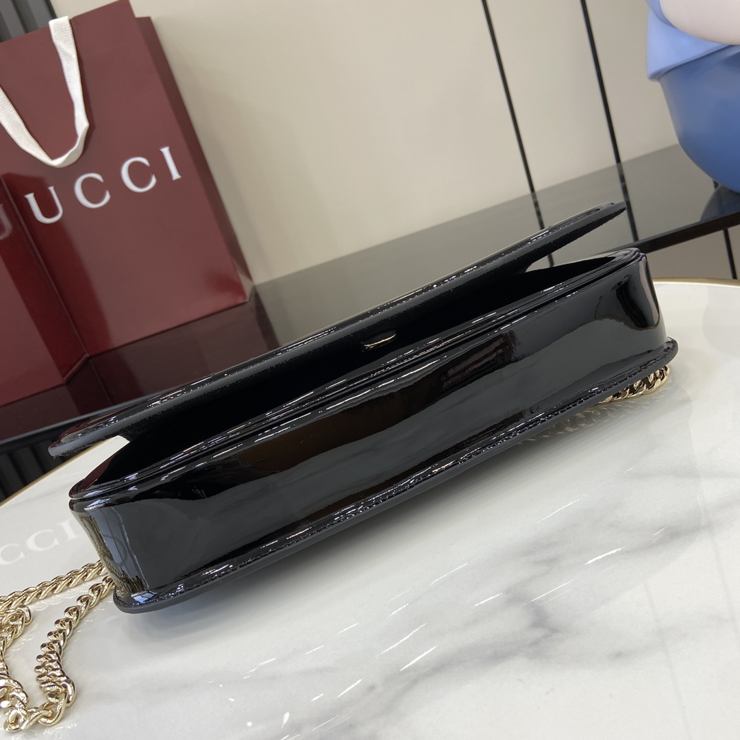 p1400 A nova mala de mão Gucci Blondie é adornada com o logótipo icónico da coleção, que fez a sua estreia no início dos anos 70. Combinando o glamour da herança com o estilo contemporâneo, esta pequena mala de ombro é confeccionada em pele envernizada preta com um logótipo esmaltado num círculo e apresenta uma alça de ombro em corrente dourada.Pele envernizada pretaRebordo em pele envernizada pretaForro em mistura de algodão e linho castanhoDuplo G redondo entrelaçado esmaltadoInterior: 1 bolso com fechoExterior: 1 bolso com abertura nas costasAlça de ombro em corrente amovível (51 cm de altura)Fecho de mola magnéticoModelo: 814952Dimensões: 29,5cm (L) x 12,5cm (A) x 7cm (P)Peso: aprox. 900gCor: Pele envernizada preta/Comporta iPhone Pro Max/Plus, auscultadores Airpods, carteira comprida e batomCriada em Itália