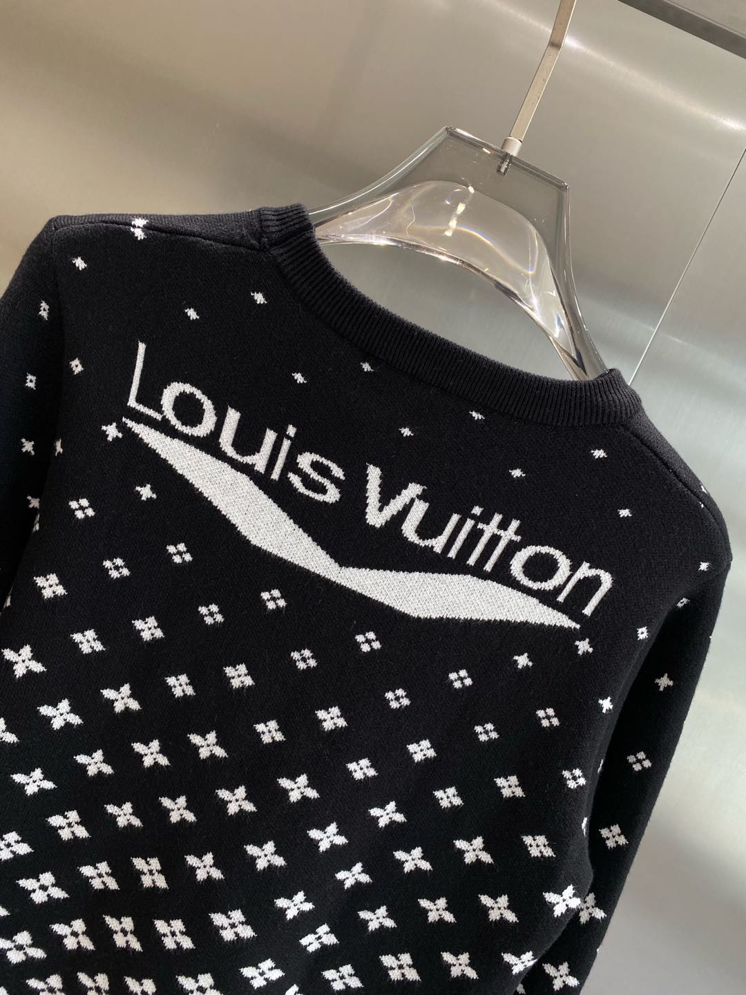 Image [9] - "𝙉𝙚𝙬🤍🖤LV" 2024ss Fall/Winter Wool Blend Round Collar Long Sleeve Sweater Woolen Sweater Bottom Shirt High-end version! Counter customized fabrics Breathable and comfortable with impeccable details Brand elements Design concepts reflecting high quality Delicate and soft hand feel! Presented casual tailoring on the body version of the awesome F! Yardage: S- XXL 🅿️460-high-fashion bags