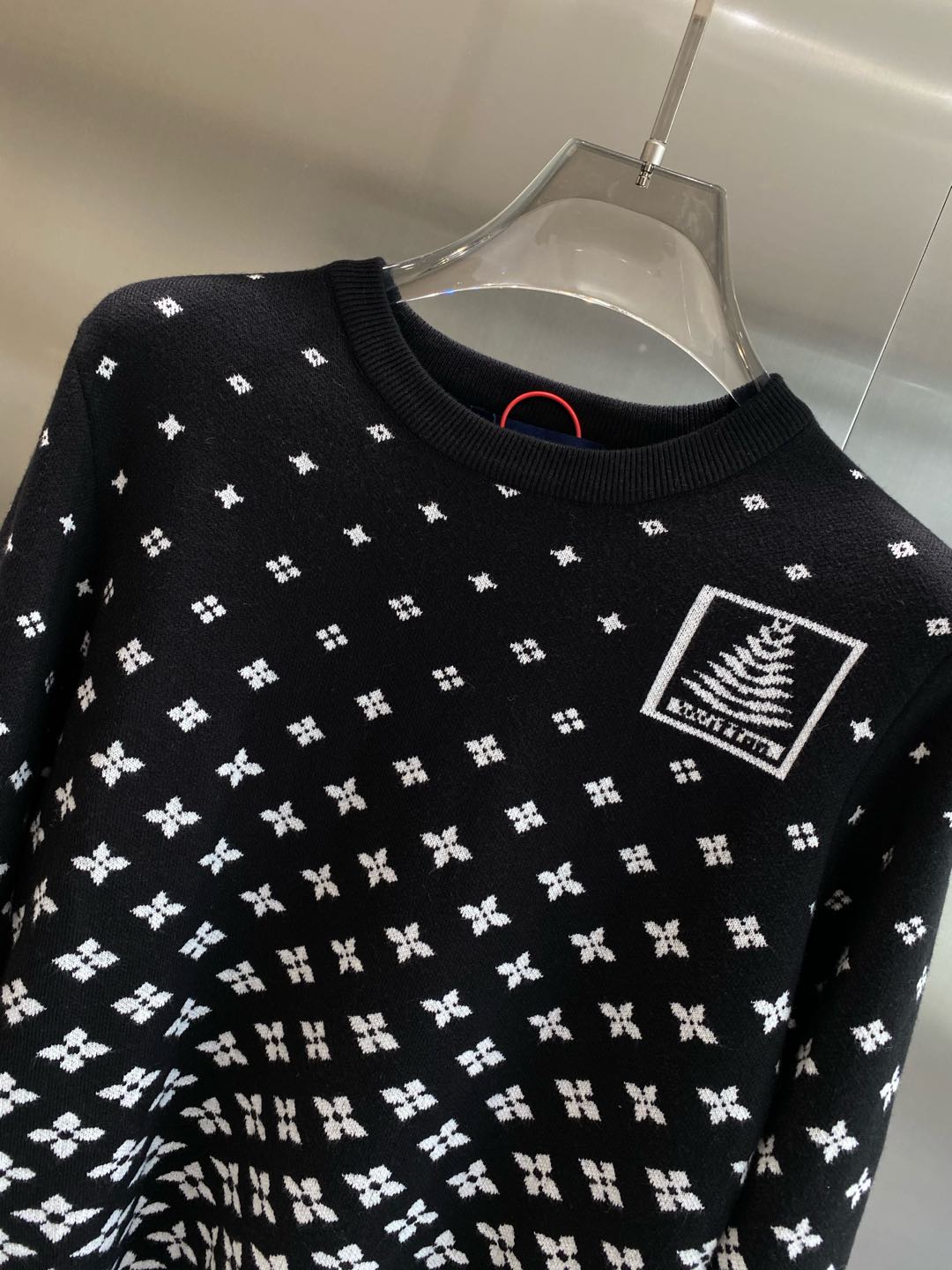 Image [2] - "𝙉𝙚𝙬🤍🖤LV" 2024ss Fall/Winter Wool Blend Round Collar Long Sleeve Sweater Woolen Sweater Bottom Shirt High-end version! Counter customized fabrics Breathable and comfortable with impeccable details Brand elements Design concepts reflecting high quality Delicate and soft hand feel! Presented casual tailoring on the body version of the awesome F! Yardage: S- XXL 🅿️460-high-fashion bags