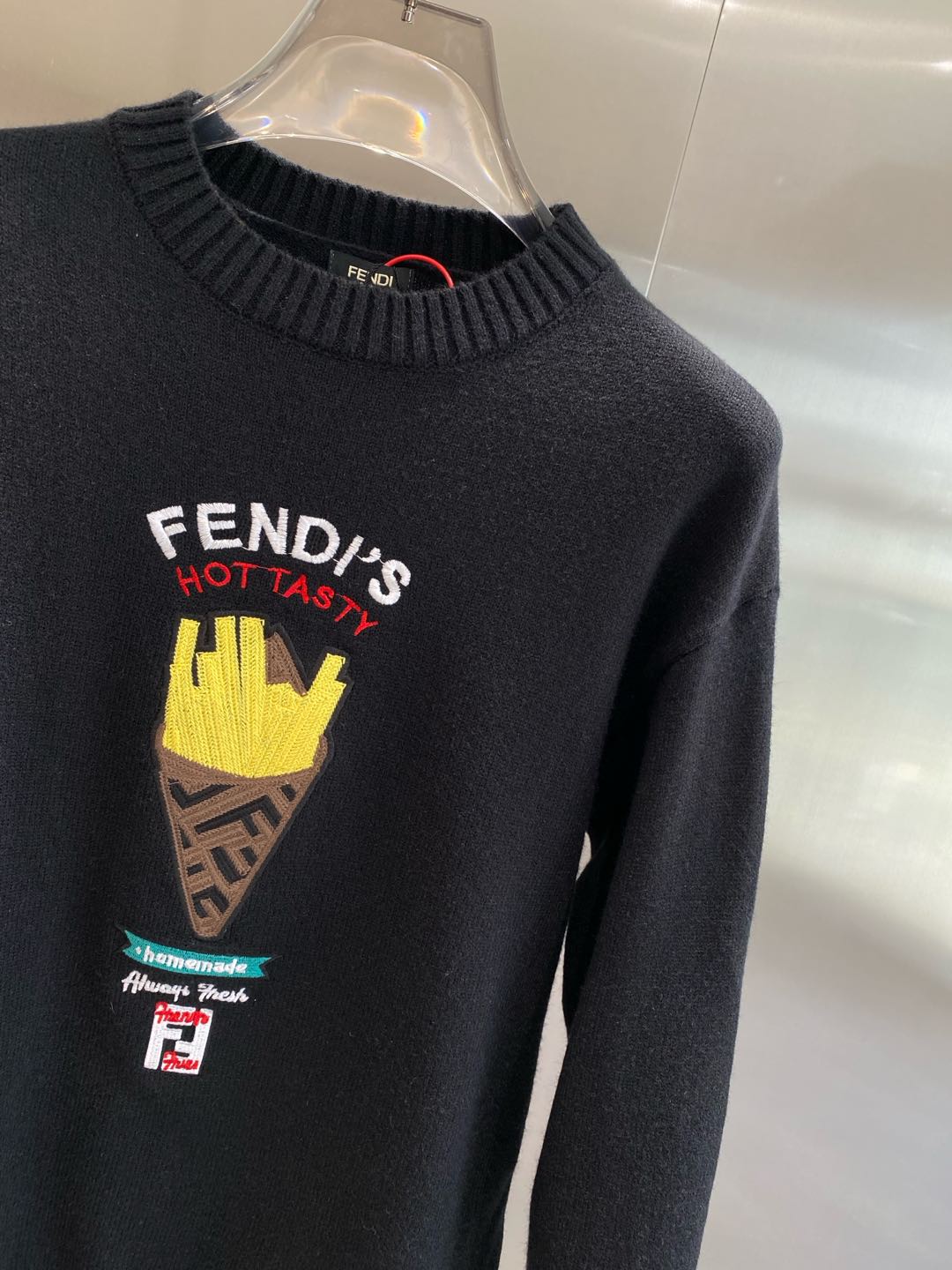 Fendi 2024ss Otoño/Invierno Mezcla de lana Cuello redondo Suéter de manga larga Suéter de lana Camisa de abajo ¡Versión de alta gama! Tejidos a medida del contador Comodidad transpirable con detalles impecables Elementos de la marca Los conceptos de diseño reflejan la alta calidad ¡Tacto de la mano delicado y suave! ¡Presentado sastrería casual en la versión del cuerpo de la impresionante F!