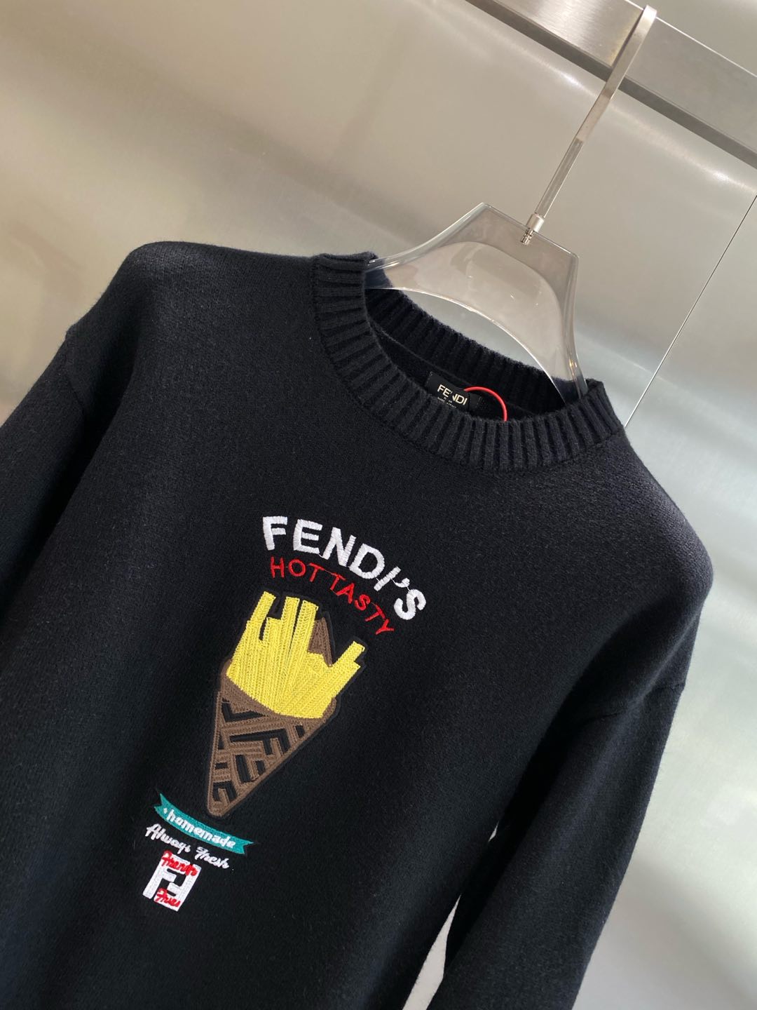 Fendi 2024ss Otoño/Invierno Mezcla de lana Cuello redondo Suéter de manga larga Suéter de lana Camisa de abajo ¡Versión de alta gama! Tejidos a medida del contador Comodidad transpirable con detalles impecables Elementos de la marca Los conceptos de diseño reflejan la alta calidad ¡Tacto de la mano delicado y suave! ¡Presentado sastrería casual en la versión del cuerpo de la impresionante F!