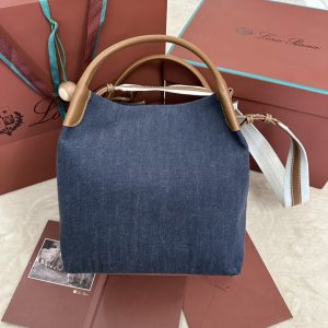 P1560
Loro piana 大水桶
Bale 大号手袋
颜色：蓝色牛仔布
Bale包的自在高雅品味与不朽风格再次见证了Loro piana与众不同的传承方型的造型与命名源自用于堆存羊绒的大捆包代表着Loro piana对精工匠艺的坚持采用小牛皮制作的包身拥有十分柔软的自然粒面
尺寸：24✖️20✖️27CM-高仿包包