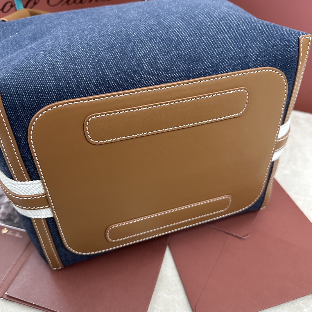 P1560Loro piana Big Bucket Bale Large Handbags Color: Blue Denim Bale bag's self-elegant taste and immortal style once again witnessed the distinctive heritage of Loro piana square shape and the name derived from the large bundles used to pile up cashmere on behalf of Loro piana's adherence to the craftsman's craftsmanship calfskin leather body has a very soft natural Grain size: 24✖️20✖️27CM-high-fashion bags