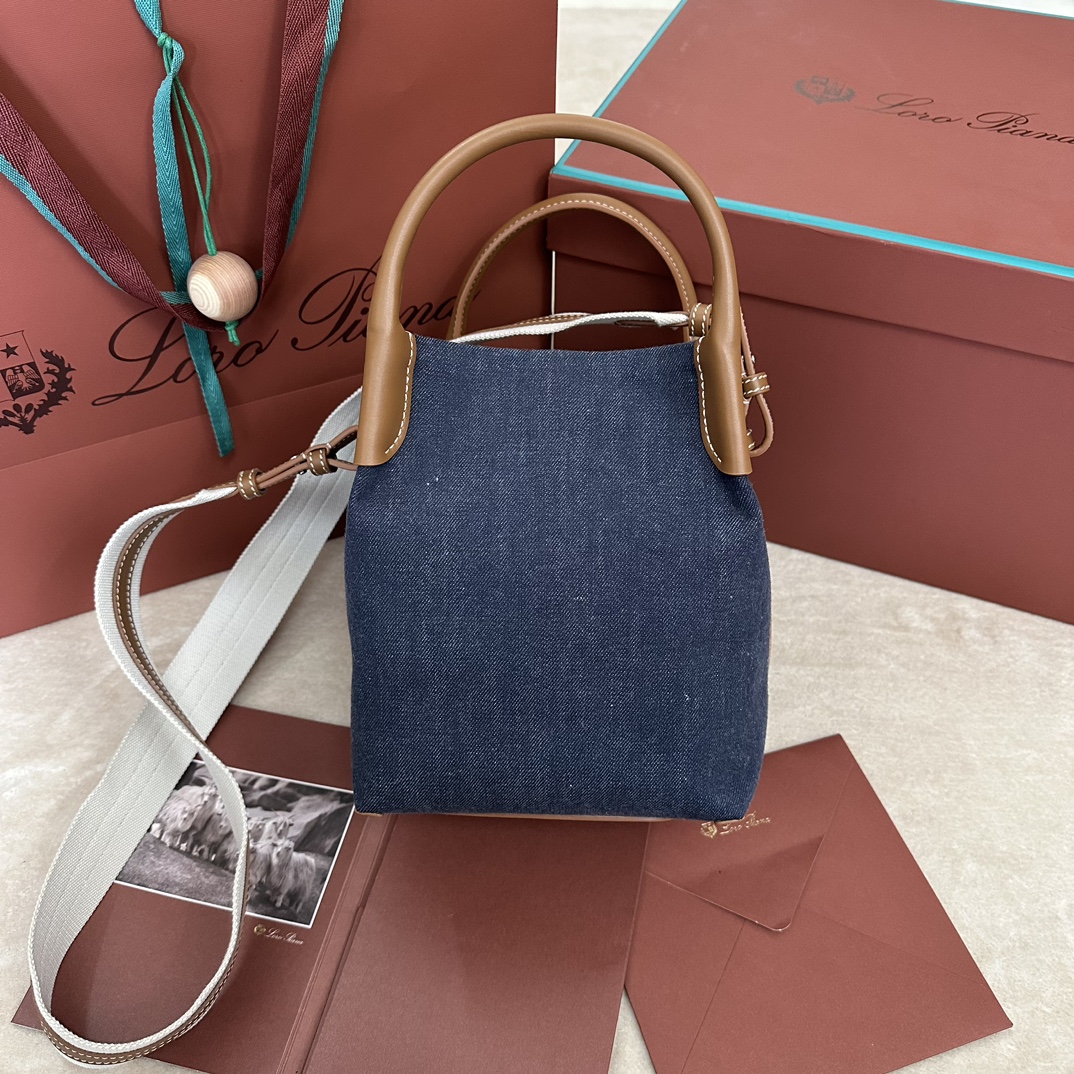 P1500Loro piana Medium Bucket Bale Medium HandbagColor : Blue DenimCe sac seau moyen est fabriqué en cuir de haute qualité inspiré par la forme chic et le nom des paquets de cachemireDouble poignéesL'intérieur est doté d'une fermeture à ongletLe côté se connecte sans couture avec une sangle en tissu transparentDémontre l'élégance et montre le style doux et sophistiquéTaille : 17✖️ ✖️✖️21CM-SACHETTES HAUTE MODE