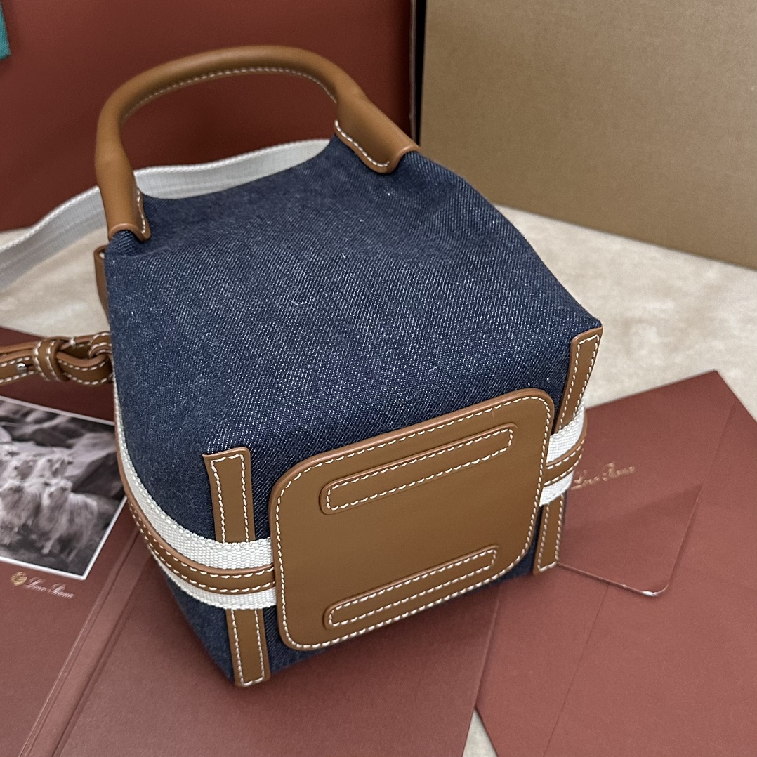 P1280Loro piana Small Bucket Bale Mini Handbag Colour : Blue Denim L'élégance effacée, le goût et le style intemporel du sac Bale témoignent une fois de plus de l'héritage distinctif de Loro pianaLa forme carrée et le nom tiré des grands ballots utilisés pour empiler le cachemire représentent l'adhésion de Loro piana à l'art artisanal de la finesse.Le corps du sac est en cuir de veau et a un aspect naturel très doux. Taille du grain : longueur 16✖️14✖️23CM-sacs haute couture