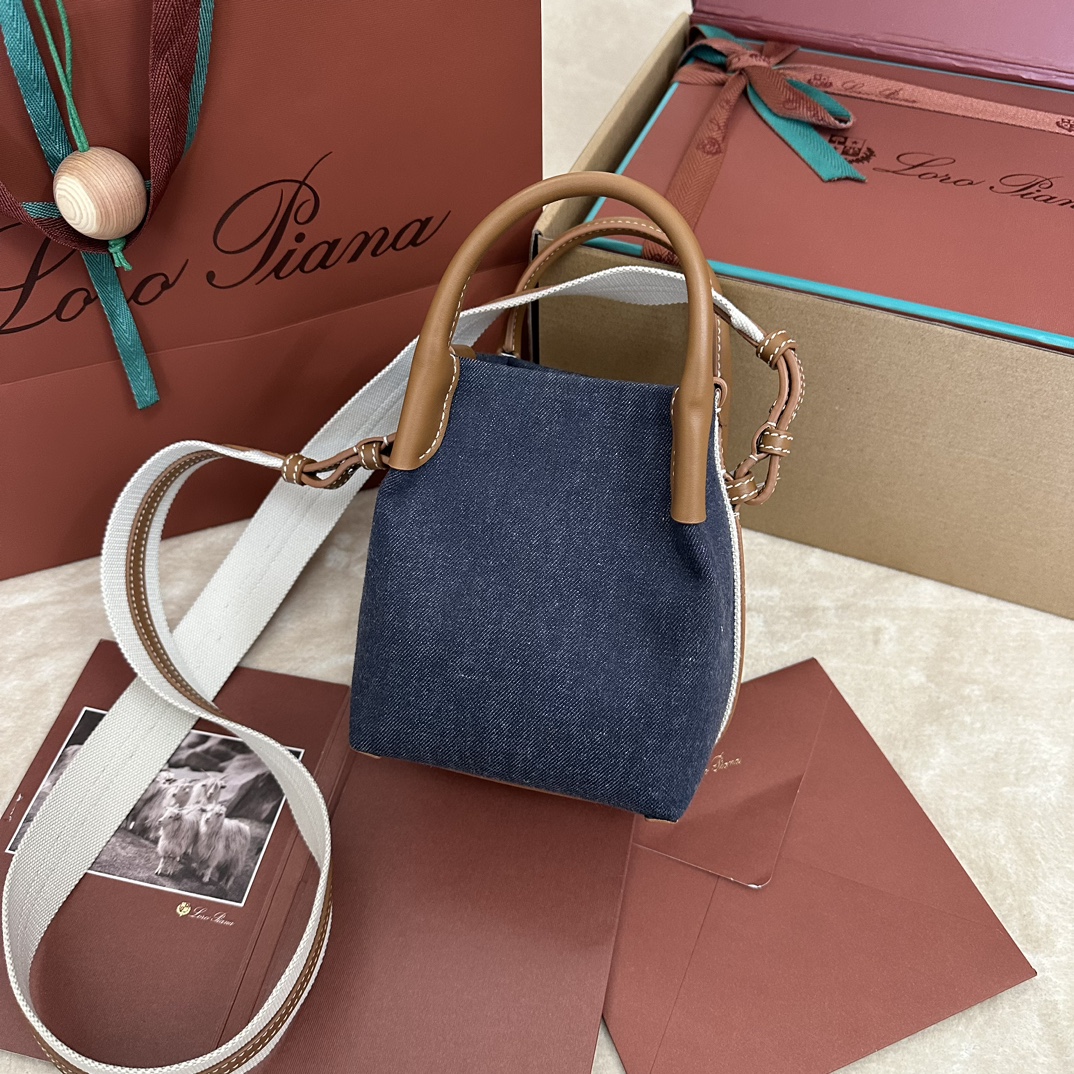 P1280Loro piana Small Bucket Bale Mini Handbag Colour : Blue Denim L'élégance effacée, le goût et le style intemporel du sac Bale témoignent une fois de plus de l'héritage distinctif de Loro pianaLa forme carrée et le nom tiré des grands ballots utilisés pour empiler le cachemire représentent l'adhésion de Loro piana à l'art artisanal de la finesse.Le corps du sac est en cuir de veau et a un aspect naturel très doux. Taille du grain : longueur 16✖️14✖️23CM-sacs haute couture