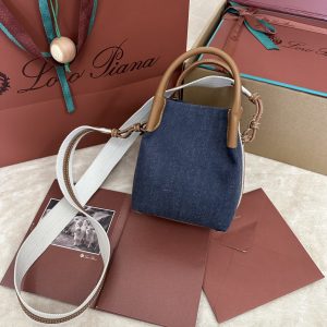 P1280
Loro piana 小水桶
Bale 迷你手袋
颜色：蓝色牛仔布
Bale包的自在高雅品味与不朽风格再次见证了Loro piana与众不同的传承方型的造型与命名源自用于堆存羊绒的大捆包代表着Loro piana对精工匠艺的坚持采用小牛皮制作的包身拥有十分柔软的自然粒面
尺寸：长16✖️14✖️23CM-高仿包包