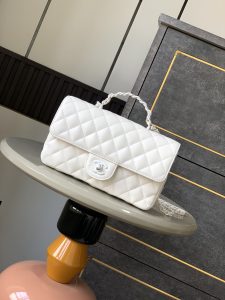 Chanel Saco grande "Branco" com aba e pega! Pele de borrego e metal lacado brilhante 25C Resort Collection Mouth Flap Bag 14 Inspirado no mundo subaquático onírico Interpretação inovadora dos símbolos de estilo da marca 25c Pure Pure Colours for Girls já está online Esta bolsa feminina de cor pura da primavera é demasiado boa para ser verdade, respetivamente em verde claro, rosa claro, creme 4 ⃣ ️ cores Pele de borrego e metal lacado brilhante! Tamanho grande: 23 cm de altura