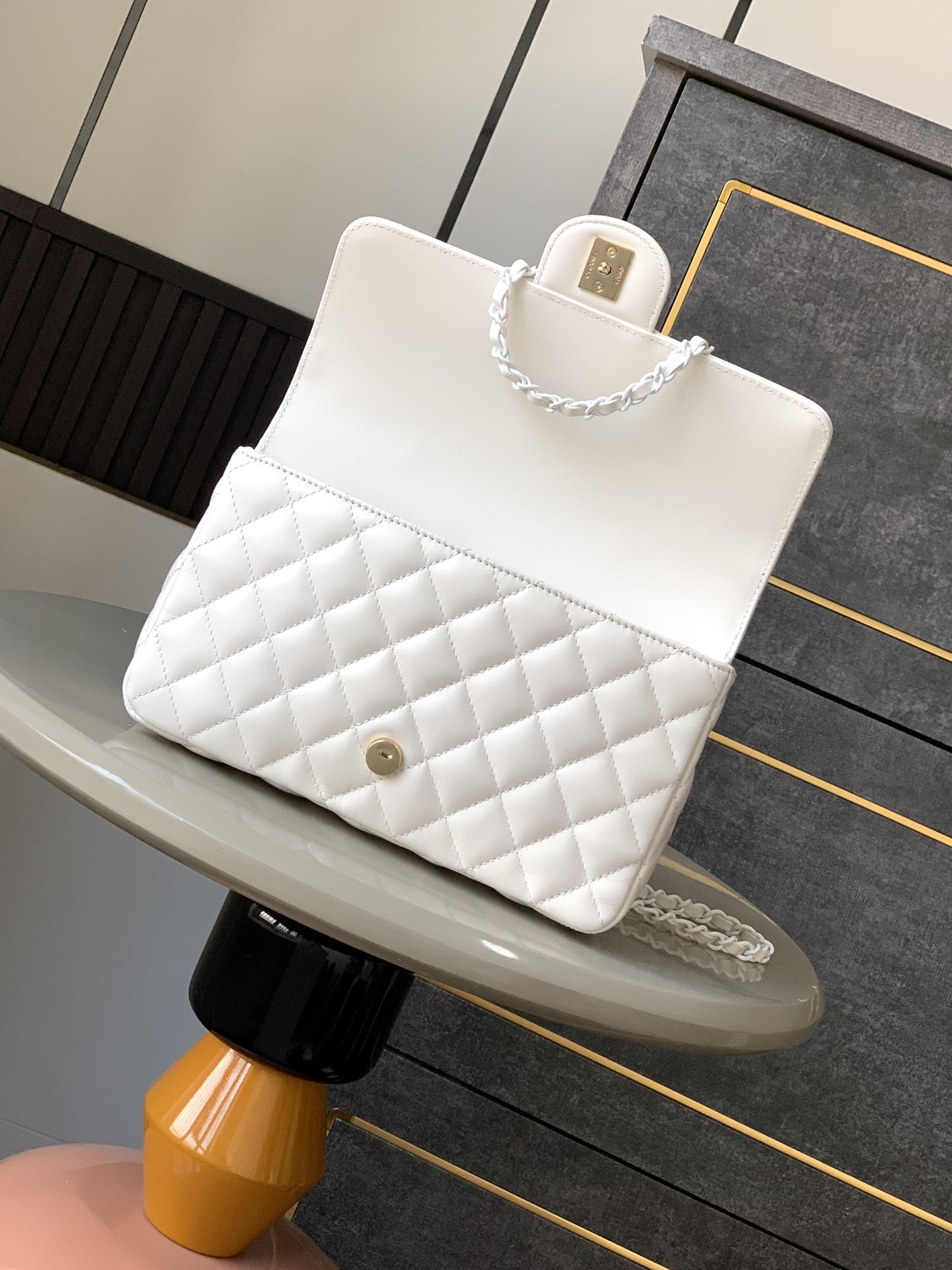 Bolso grande con solapa 'Blanco' de Chanel con asa Piel de cordero y metal lacado brillante 25C Resort Collection Bolso con solapa y boca 14 Inspirado en el onírico mundo submarino Innovadora interpretación de los símbolos de estilo de la marca 25c Pure Pure Colours for Girls ya está en línea Este primaveral bolso femenino de colores puros es demasiado bueno para ser verdad respectivamente en verde claro rosa claro crema 4 ⃣ ️ colores ¡Piel de cordero y metal lacado brillante! Tamaño grande: 23 cm de altura réplica bolsos