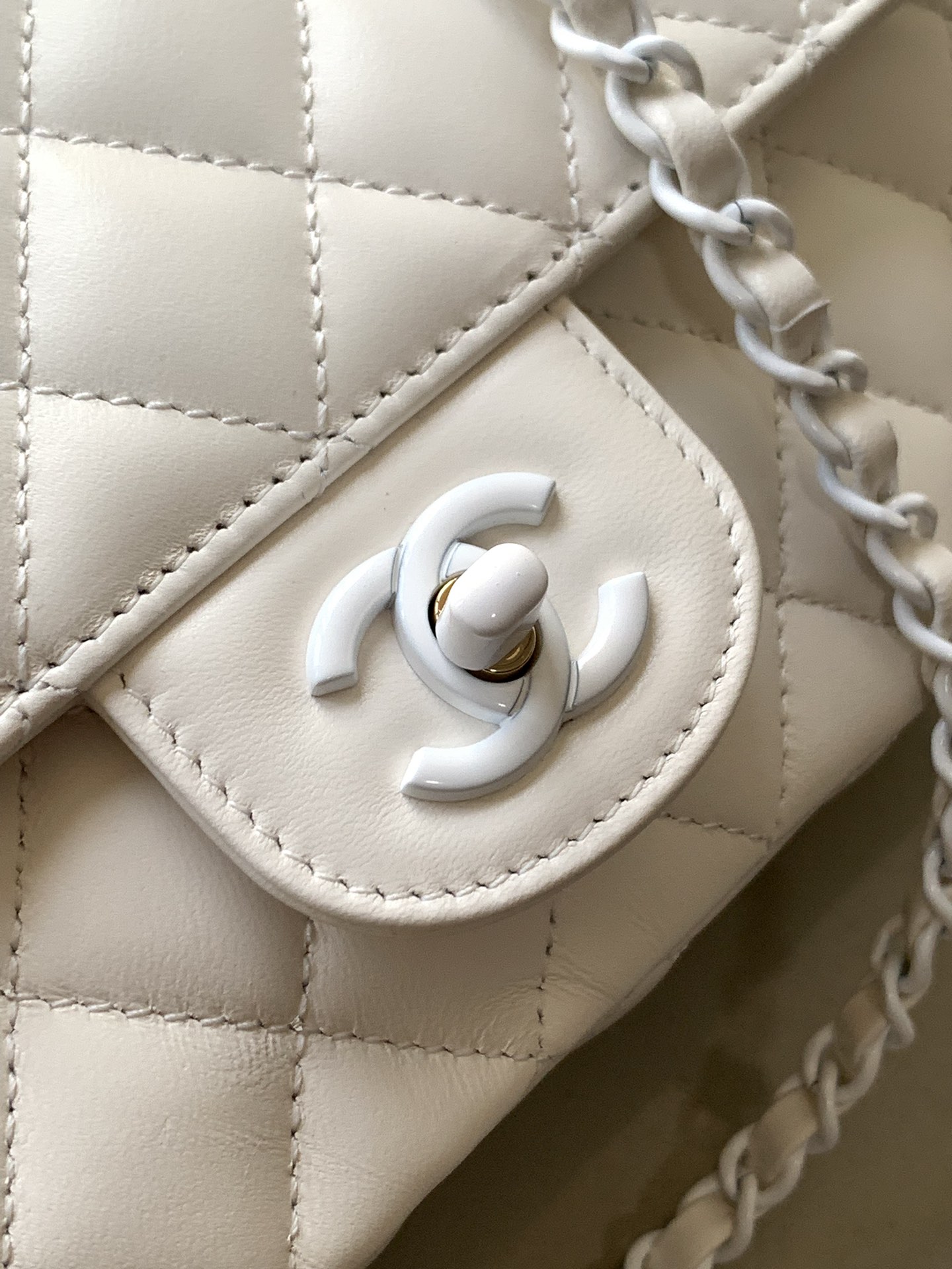 Bolso grande con solapa 'Blanco' de Chanel con asa Piel de cordero y metal lacado brillante 25C Resort Collection Bolso con solapa y boca 14 Inspirado en el onírico mundo submarino Innovadora interpretación de los símbolos de estilo de la marca 25c Pure Pure Colours for Girls ya está en línea Este primaveral bolso femenino de colores puros es demasiado bueno para ser verdad respectivamente en verde claro rosa claro crema 4 ⃣ ️ colores ¡Piel de cordero y metal lacado brillante! Tamaño grande: 23 cm de altura réplica bolsos