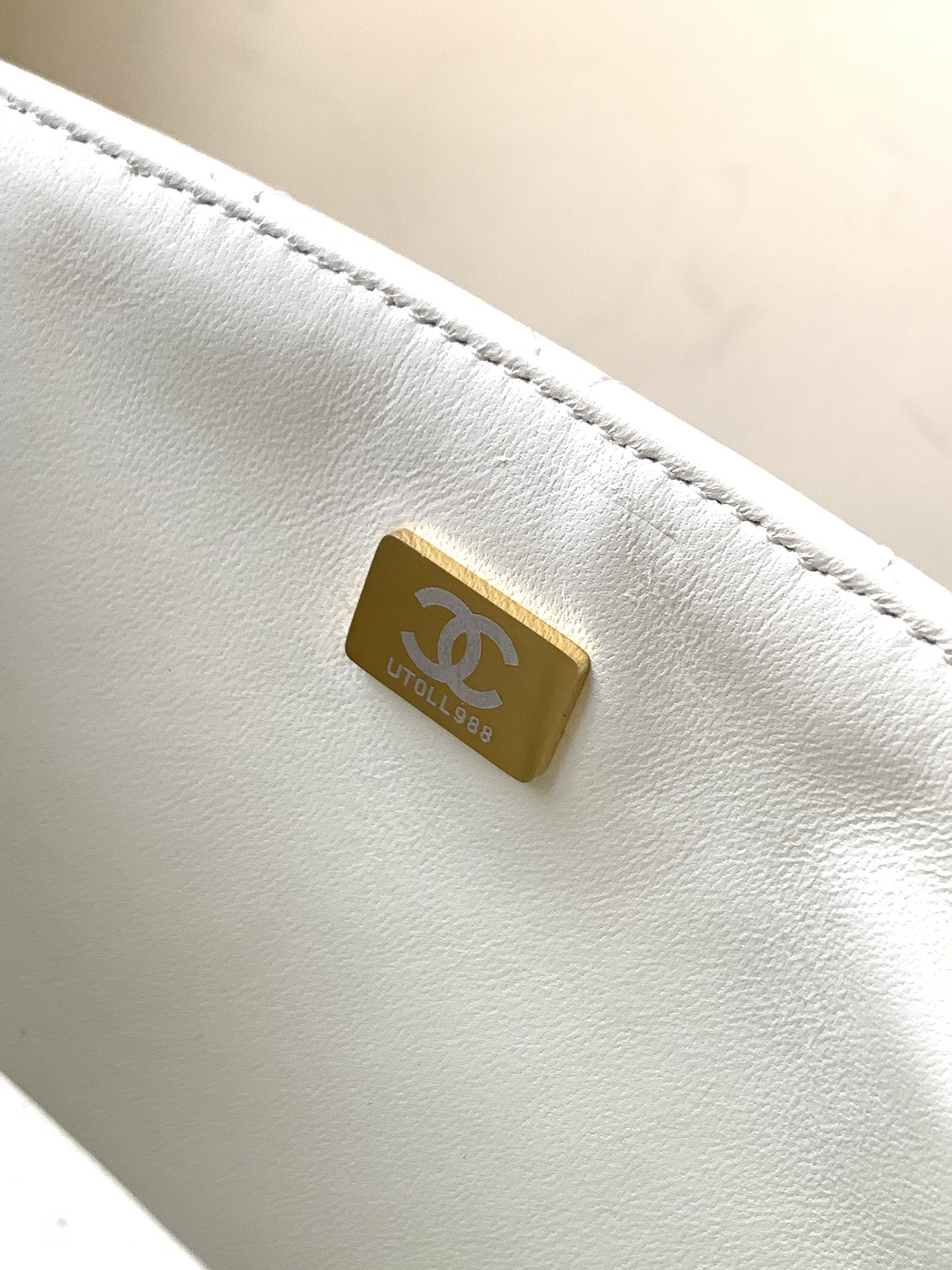 Bolso grande con solapa 'Blanco' de Chanel con asa Piel de cordero y metal lacado brillante 25C Resort Collection Bolso con solapa y boca 14 Inspirado en el onírico mundo submarino Innovadora interpretación de los símbolos de estilo de la marca 25c Pure Pure Colours for Girls ya está en línea Este primaveral bolso femenino de colores puros es demasiado bueno para ser verdad respectivamente en verde claro rosa claro crema 4 ⃣ ️ colores ¡Piel de cordero y metal lacado brillante! Tamaño grande: 23 cm de altura réplica bolsos