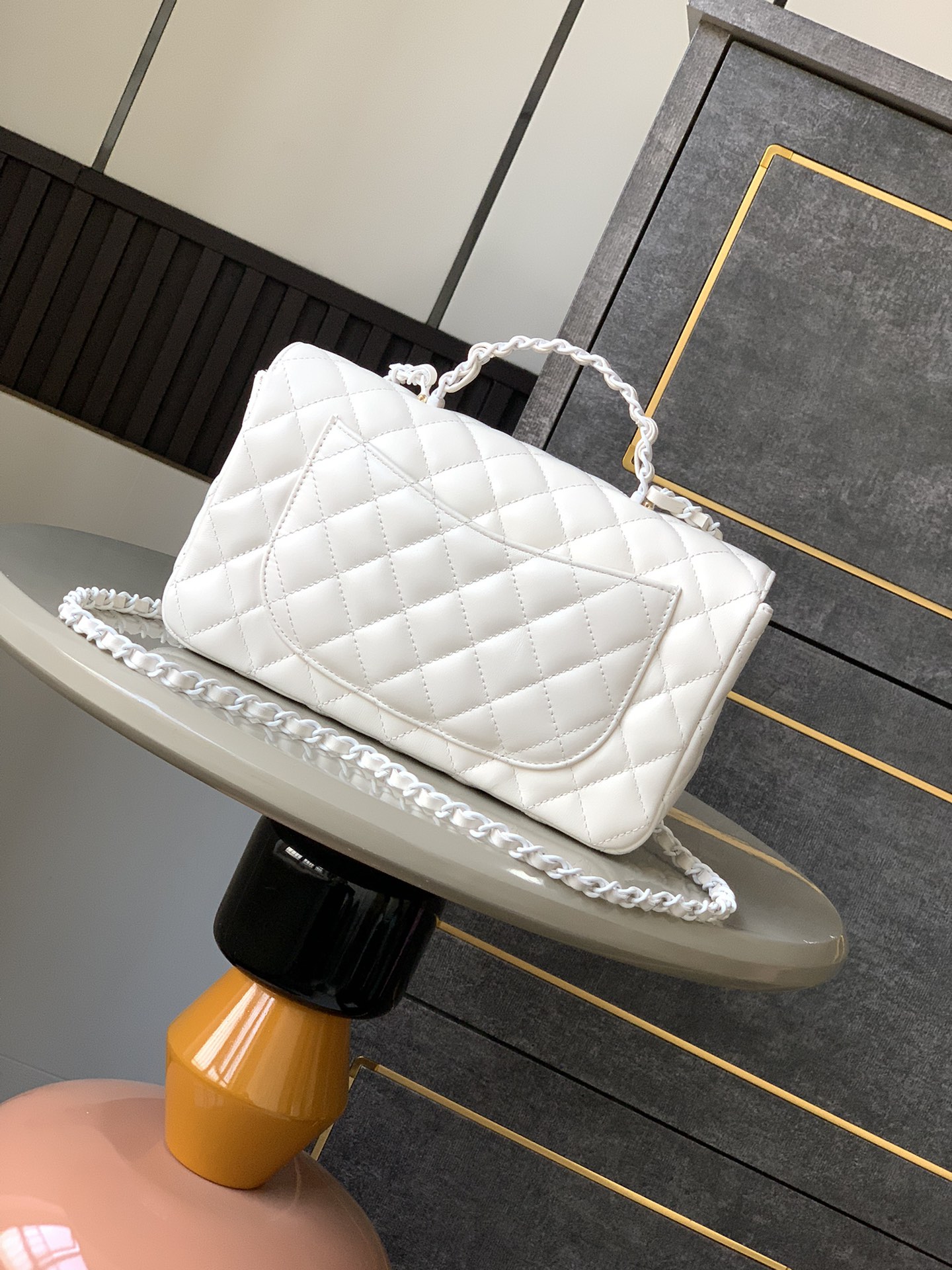 Bolso grande con solapa 'Blanco' de Chanel con asa Piel de cordero y metal lacado brillante 25C Resort Collection Bolso con solapa y boca 14 Inspirado en el onírico mundo submarino Innovadora interpretación de los símbolos de estilo de la marca 25c Pure Pure Colours for Girls ya está en línea Este primaveral bolso femenino de colores puros es demasiado bueno para ser verdad respectivamente en verde claro rosa claro crema 4 ⃣ ️ colores ¡Piel de cordero y metal lacado brillante! Tamaño grande: 23 cm de altura réplica bolsos