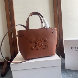 P1340 حقيبة يد من جلد البقر المحبب P1340 كاباس أنيس 👜 صغيرة. أفضل حقيبة حمل من CELINE هي نوع مختلف من حقائب الحمل.الجزء العلوي من الحقيبة من الدرجة العالية بشكل خاص، متطورة، متطورة، مترهلة، ذات طراز عتيق، بسيطة وغير متباهية، إنها ببساطة جيدة جدًا لدرجة يصعب تصديقها، جلد البقر المحبب لا يخاف من الخدوش 🫶🏻 مناسب جدًا للكنوز المهملة ~ يمكن تخزين جانبي الأذنين المفتوحين بحرية يمكن تحميلها بسهولة بجهاز كمبيوتر محمول 📒 أو مستندات أو مستلزمات يومية.حجرة رئيسية واحدةجيب مسطح داخلي واحدمقبضان جلديان طويلان من الجلدحزام كتف طويلرقم الموديل: 118613الأبعاد: 20.5 (الجيب 35) × 9 × 19 سم