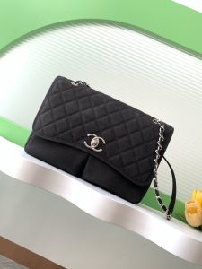 Chanel黑银双口袋中古包
超爱的Chanel Vintage双口袋链条包终于到啦
上身休闲感氛围感拉满
容量很大
包身是那种很耐用的质地
夏天背也完全刚好！
款号AS6068
尺寸25-35-10
配包装-高仿包包