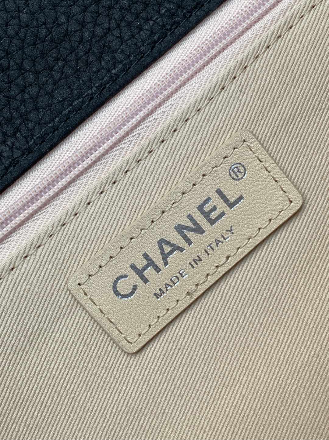 图片[9]-Chanel黑银双口袋中古包
超爱的Chanel Vintage双口袋链条包终于到啦
上身休闲感氛围感拉满
容量很大
包身是那种很耐用的质地
夏天背也完全刚好！
款号AS6068
尺寸25-35-10
配包装-高仿包包